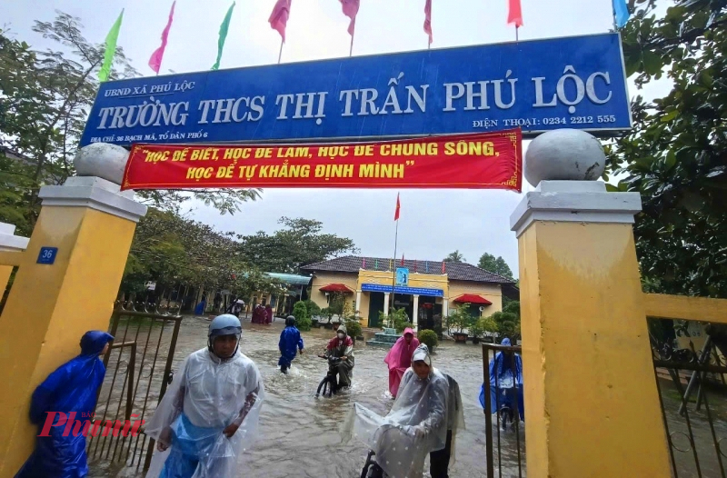 Huế mưa lớn, học sinh được cho nghỉ học Học sinh Trường THCS Phú Lộc nghỉ học do nước lũ từ Bạch Mã chảy mạnh tràn vào trường