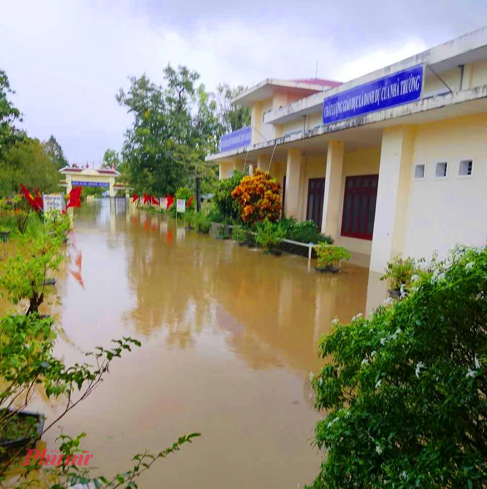 Huế mưa lớn, học sinh được cho nghỉ học Trưởng Tiểu học Lộc Trì xã Phú Lộc ngập nước lũ từ thượng nguồn Bạch Mã tràn về