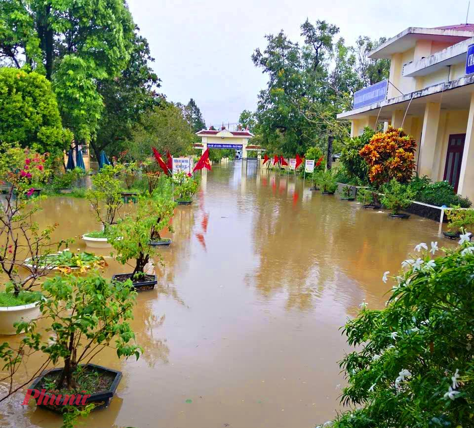 Huế mưa lớn, học sinh được cho nghỉ học Nhiều trường học tại xã Phú Lộc ngập sâu