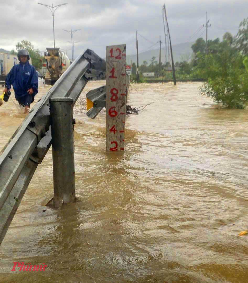 Huế mưa lớn, học sinh được cho nghỉ học Đoạn Quốc lộ 1A qua xã Phú Lộc (TP Huế) ngập nặn