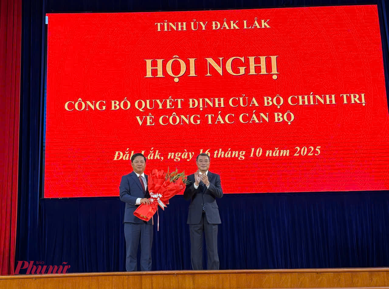  Đồng chí Lê Minh Hưng, Ủy viên Bộ Chính trị, Bí thư Trung ương Đảng, Trưởng Ban Tổ chức Trung ương trao quyết định cho tân Bí thư Tỉnh ủy Đắk Lắk Lương Nguyễn Minh Triết. 