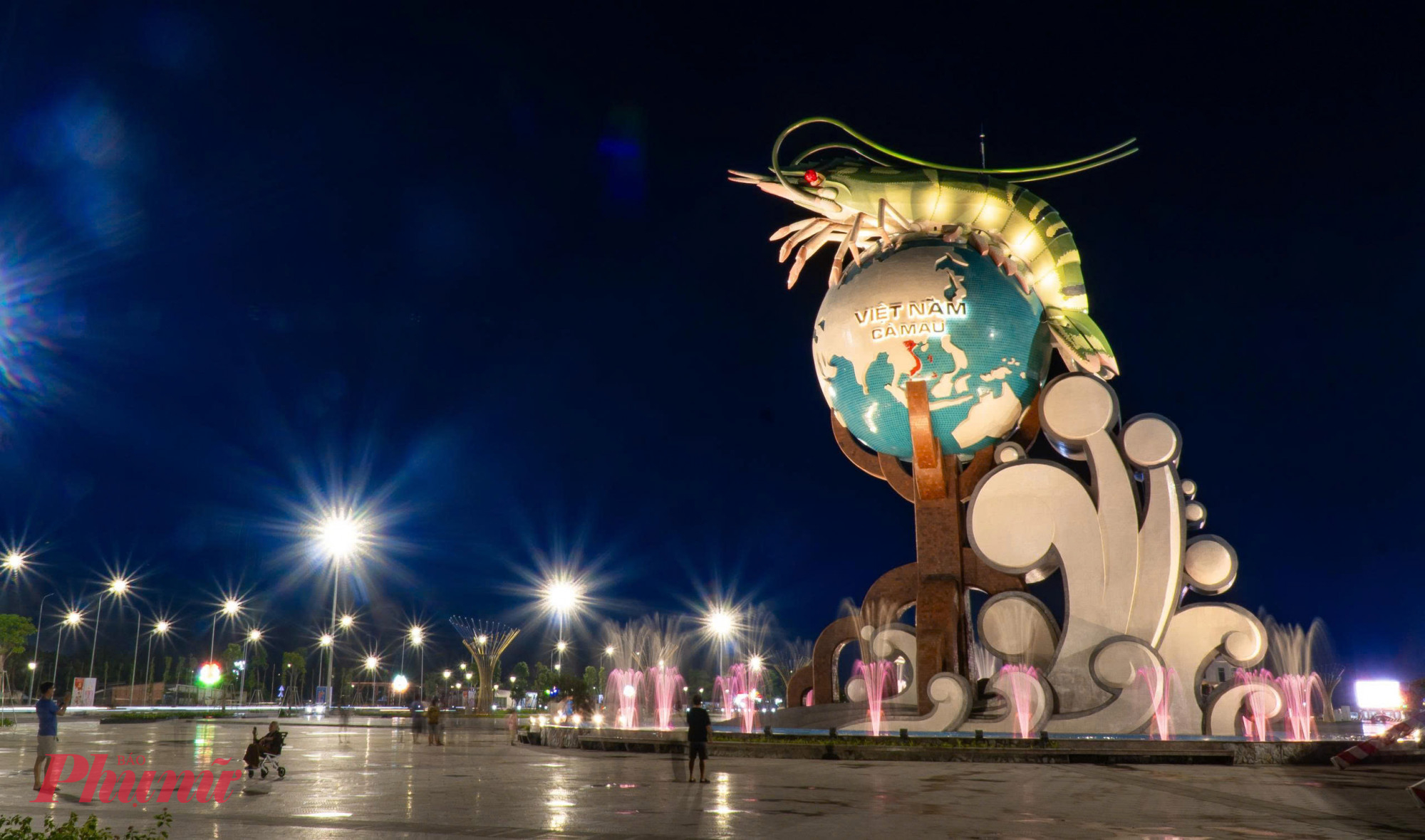 Quảng trường Phan Ngọc Hiển có biểu tượng con tôm Cà Mau với tổng vốn đầu tư 278 tỉ đồng