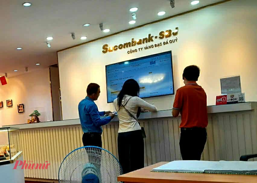 Vàng, bạc liên tục tăng nóng, người mua xếp hàng từ 4 giờ sáng Chị Minh Thi nhà ở Hóc Môn cho biết nhà xa nên rừ tối uqa chin đi xe buýt vô quạn 3 xong tìm các quán cà phê ngồi chờ ra xếp hàng. Có phiếi số 6 tụ vui ghe. Đây là số tiền tui dành dụm đã lâu nay mới mua được. Mua được bạc nhue ý chị vui vẻ ra trạm.xe buýt đẻ về nha. Hôm nay tui sẽ ngủ cả ngày để bù chắc là s3x ngủ ngon lắm đây