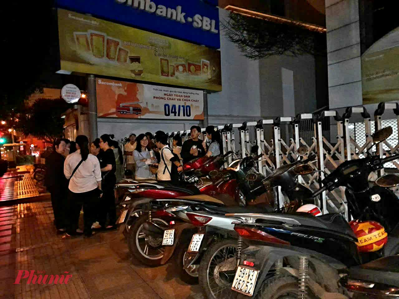 Vàng, bạc liên tục tăng nóng, người mua xếp hàng từ 4 giờ sáng Để có thể mua được bạc trưc tiếp, khách hàng phải xếp hàng để nhận 30 số đầu tiên. Đứng xếp hàng từ 4g chị TM cho biết Tôi cũng nghe nói đốn lắm, hôm qua ra 5g30 mà thấy đông quá, nghe nói đã đến số 40-50 nên tôi đi vê. Hôm nay 4g30 ra thì may mắn lấy được số 25Khoản. 6g bảo vệ ra phát sô. Chỉ khoảng 5 phút lá 30 số đầu đã được phát xong. Nhận được phiếu trong tay có ngưòi tiếp tục ngô8f chờ để 7g30 có thể giao dịc. Nhung phần lớn là moi ngưòi túa ra đi tìm những quán ăn càphee để bạp năng lu9wjnv