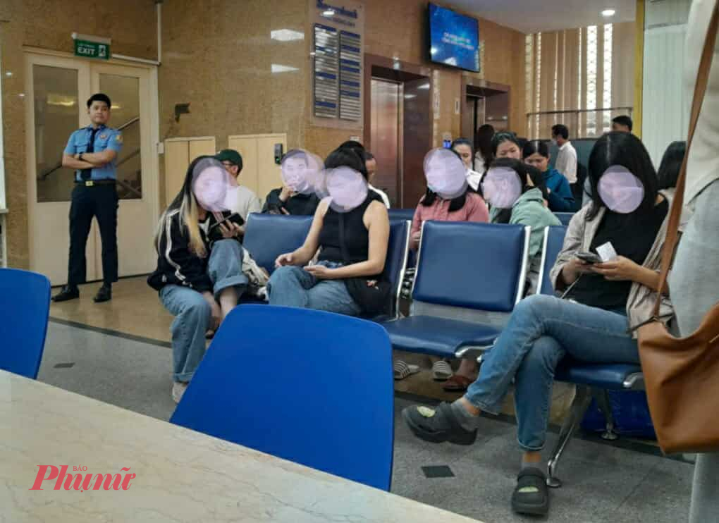 Vàng, bạc liên tục tăng nóng, người mua xếp hàng từ 4 giờ sáng nghe nói đã hết số từ lâu. Đến phòng giao dịch lúc 6g30 ngày 16/10, Chỉ khoảng 5 phút lá 30 số đầu đã được phát xong. Nhận được phiếu trong tay có ngưòi tiếp tục ngô8f chờ để 7g30 có thể giao dịc. Nhung phần lớn là moi ngưòi túa ra đi tìm những quán ăn càphee để bạp năng lu9wjnv Khoản. 6g bảo vệ ra phát sô. Chỉ khoảng 5 phút lá 30 số đầu đã được phát xong. Nhận được phiếu trong tay có ngưòi tiếp tục ngô8f chờ để 7g30 có thể giao dịc. Nhung phần lớn là moi ngưòi túa ra đi tìm những quán ăn càphee để bạp năng lu9wjnv