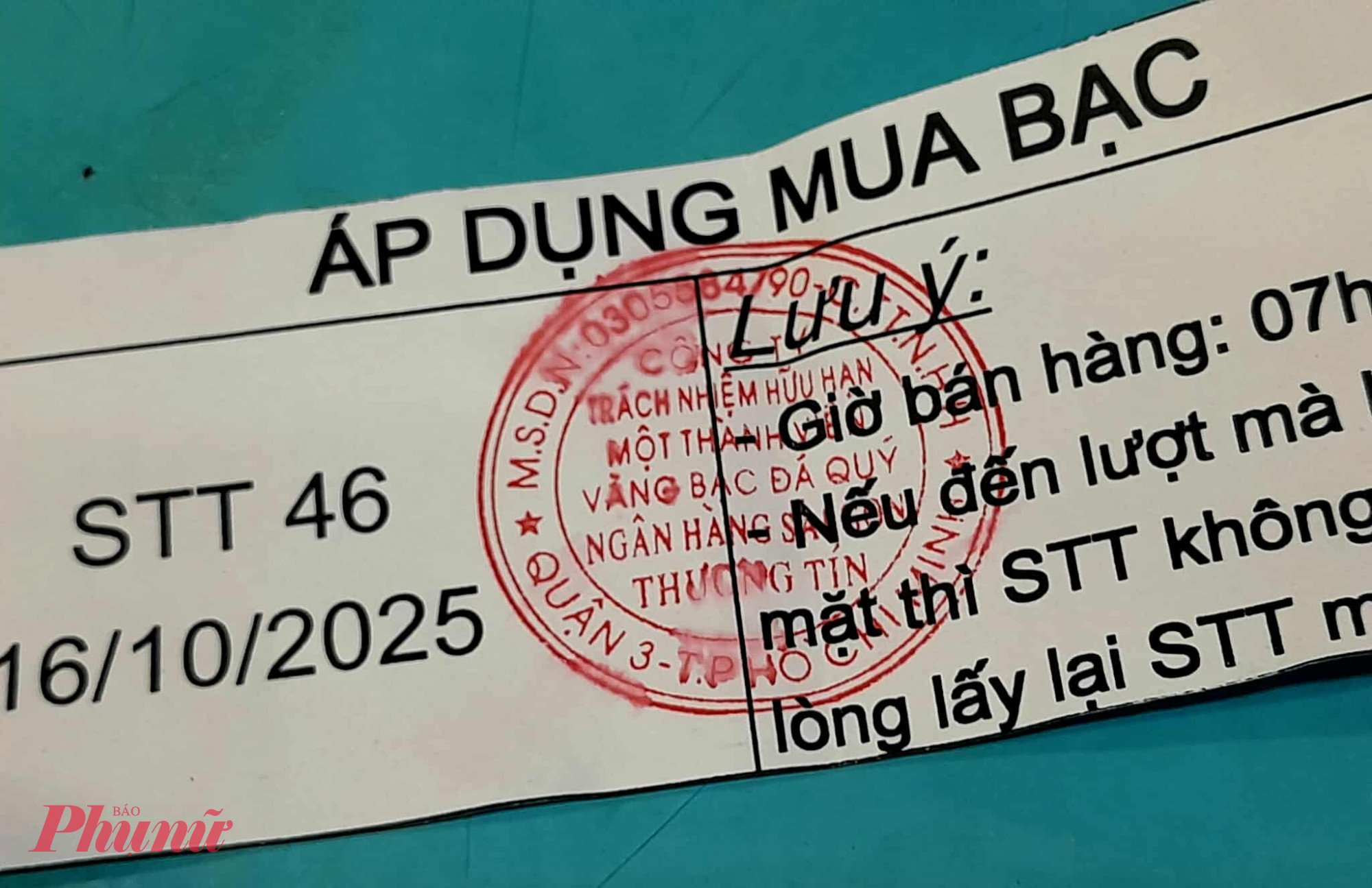 Vàng, bạc liên tục tăng nóng, người mua xếp hàng từ 4 giờ sáng Anh T.H cho biết, chỉ mới 2 tuần trước chị ra ngân hàng lúc 7g30 vẫn nhận được số thứ tự 25 mua được 10 lượnh nhưnv nay ra luc 6g30 thì nghe nói đã hết số từ lâu.Đến phòng giao dịch lúc 6g30 ngày 16/10, Chỉ khoảng 5 phút lá 30 số đầu đã được phát xong. Nhận được phiếu trong tay có ngưòi tiếp tục ngô8f chờ để 7g30 có thể giao dịc. Nhung phần lớn là moi ngưòi túa ra đi tìm những quán ăn càphee để bạp năng lu9wjnv Khoản. 6g bảo vệ ra phát sô. Chỉ khoảng 5 phút lá 30 số đầu đã được phát xong. Nhận được phiếu trong tay có ngưòi tiếp tục ngô8f chờ để 7g30 có thể giao dịc. Nhung phần lớn là moi ngưòi túa ra đi tìm những quán ăn càphee để bạp năng lu9wjnv