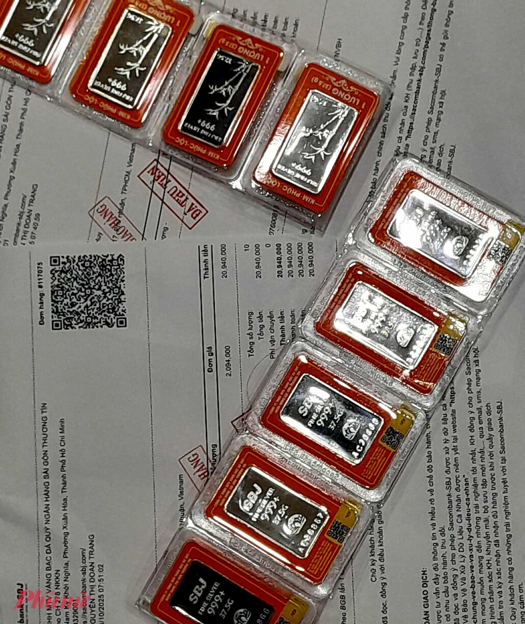 Vàng, bạc liên tục tăng nóng, người mua xếp hàng từ 4 giờ sáng Những ngày qua, khi số lượng bạc của Saconbank SBJ không đủ cung ứng, giao dịch Sacombank Nam Kỳ Khởi Nghĩađã thông báo bán mỗi người mua được 10 luợng và mỗi ngày chỉ bán 300 lượng (trung bình 30 số cho 30 người). Còn mua đặt số lượng bao nhiêu cũng có