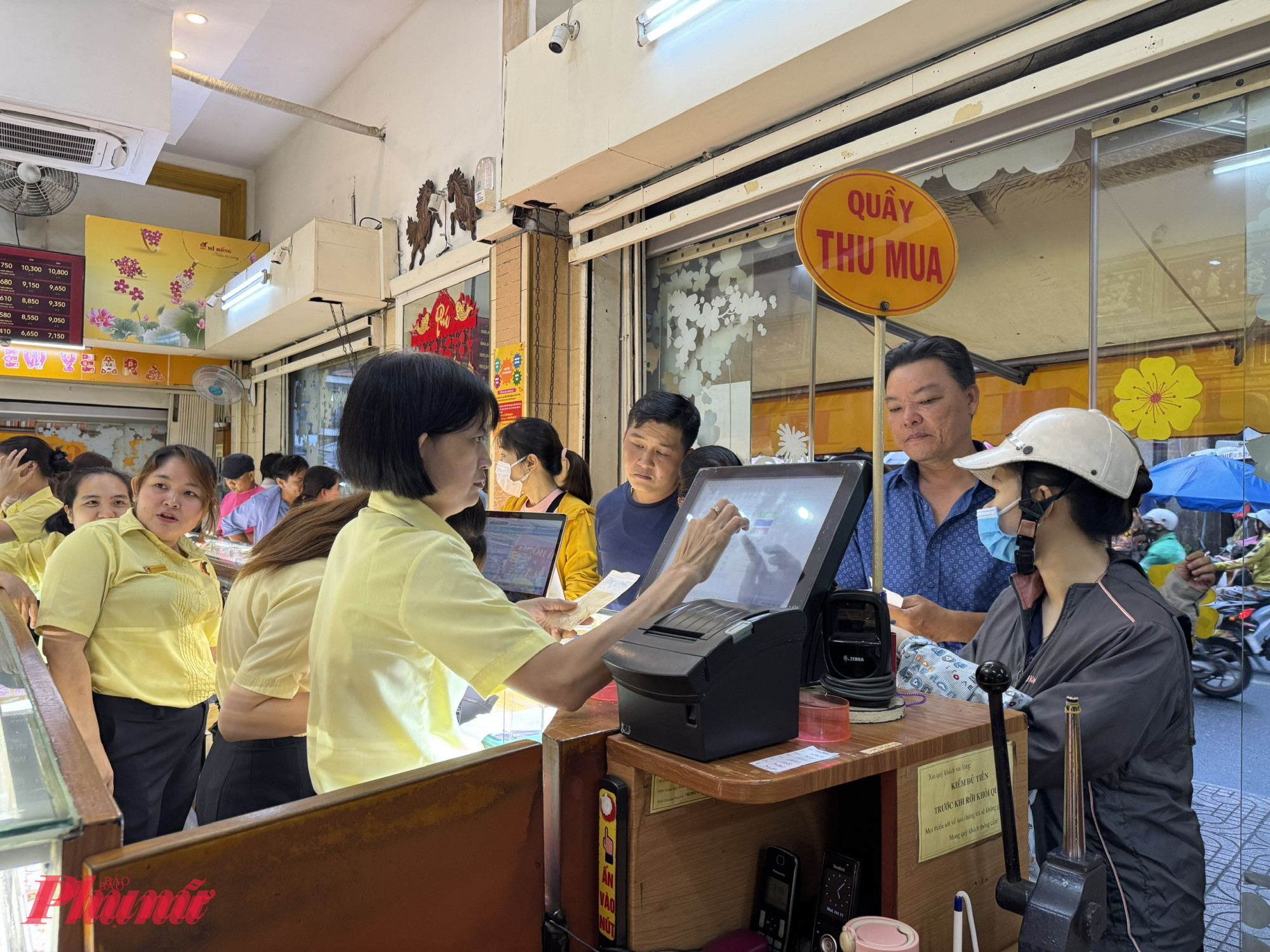 Vàng, bạc liên tục tăng nóng, người mua xếp hàng từ 4 giờ sáng Trong chiều ngày 15/10, nhiều người xếp hàng bán vàng để chốt lời - Ảnh: Thanh Hoa