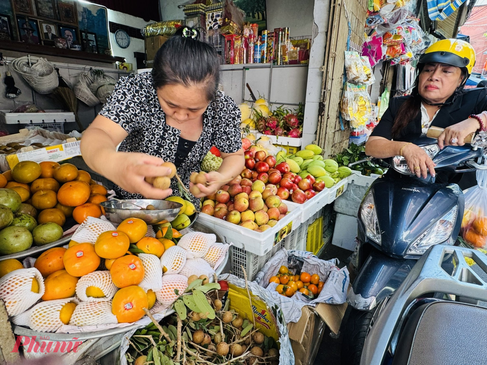 Nhưng theo chia sẻ của chị Thúy, tiểu thương chợ Thái Bình, hồng Đà Lạt không bao giờ có giá dưới 50.000 đồng/kg. Hiện tại, hồng giòn tại sạp của chị đang có giá 100.000 đồng/kg, trên mỗi trái đều có dán nhãn. Hồng giòn Đà Lạt và Trung Quốc thoạt nhìn rất khó phân biệt, chỉ những người trong nghề mới biết. Nếu hồng có giá dưới 50.000 đồng/kg chỉ có thể là hồng Trung Quốc - vị tiểu thương này nói. 