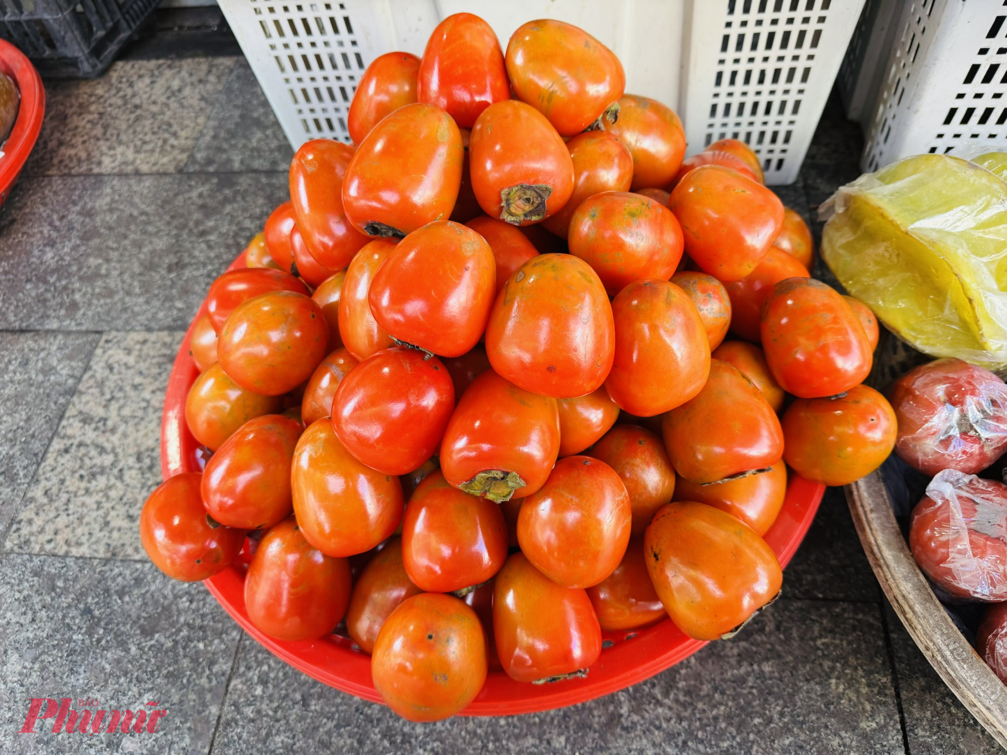 Trong ảnh là hồng trứng có giá 75.000 đồng/kg