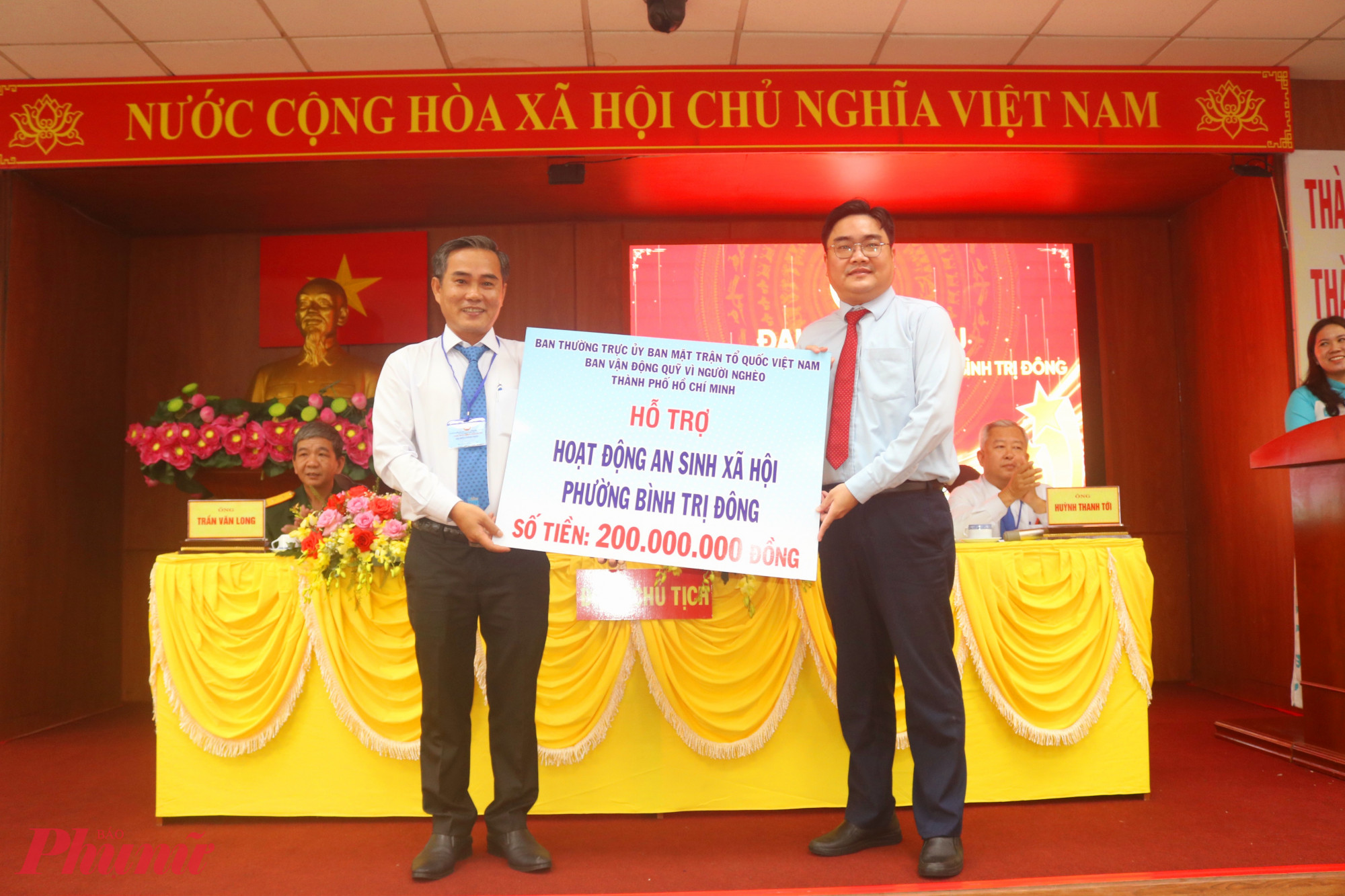 Ủy ban MTTQ Việt Nam phường Bình Trị Đông được thành phố hỗ trợ 200 triệu đồng để thực hiện các hoạt động an sinh xã hội. Tại đại hội, ông Ngô Minh Hải – Phó chủ tịch Ủy ban MTTQ Việt Nam TPHCM, Bí thư Thành Đoàn TPHCM (bìa phải) trao bảng tượng trưng số tiền trên đến Ủy ban MTTQ Việt Nam phường Bình Trị Đông - Ảnh: Thảo Nguyên