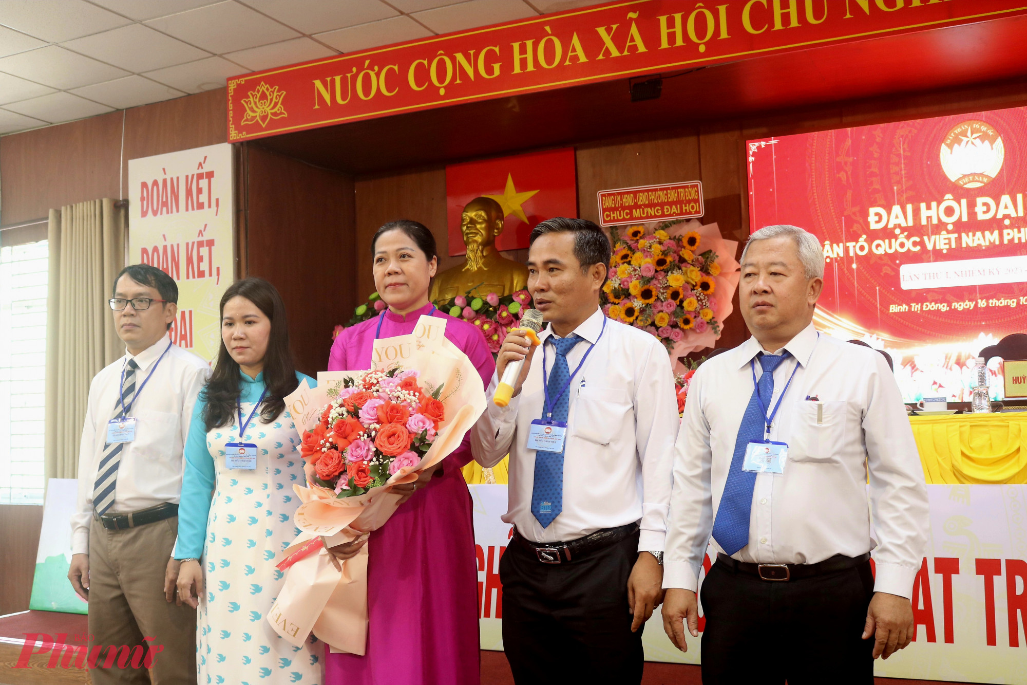 Đại hội hiệp thương cử 4 đại biểu chính thức và 1 đại biểu dự khuyết dự Đại hội đại biểu MTTQ Việt Nam TPHCM lần thứ I, nhiệm kỳ 2025 – 2030. Trong ảnh, ông Nguyễn Trọng Nghĩa – Chủ tịch Ủy ban MTTQ Việt Nam phường Bình Trị Đông, nhiệm kỳ 2025 – 2030 (thứ 2, từ phải qua) thay mặt đoàn đại biểu phát biểu nhận nhiệm vụ - Ảnh: Thảo Nguyên