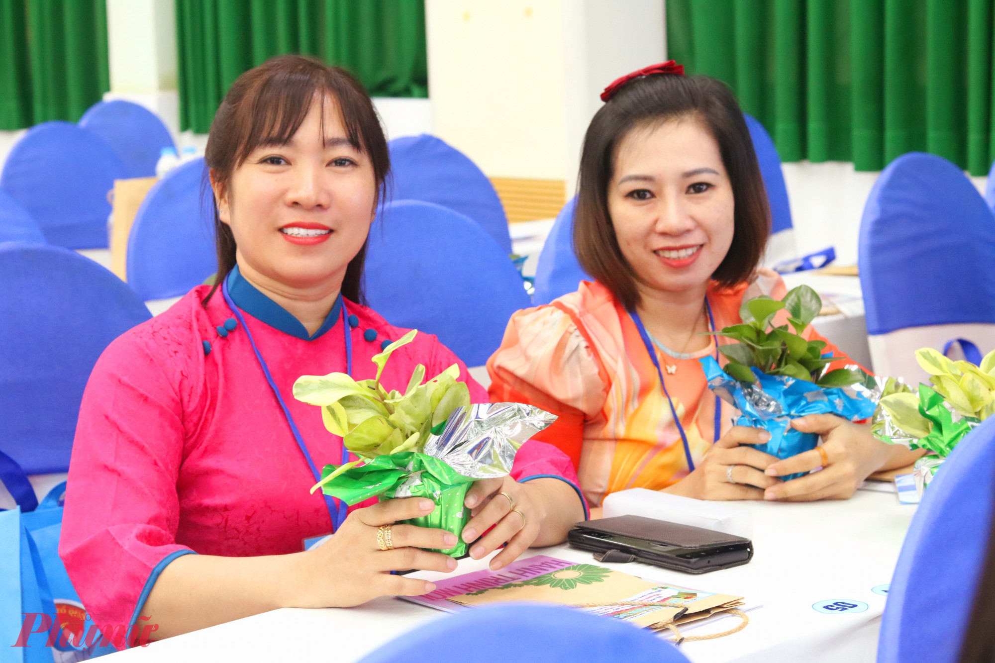 Trên mỗi bàn đại biểu, Hội LHPN phường An Phú Đông đặt những chậu cây nhỏ, trong đó chậu được làm từ các chai, lọ nhựa tái chế nhằm gửi gắm thông điệp kêu gọi chị em cùng góp những hành động thiết thực vào bức tranh “Thành phố muôn sắc hoa” của TPHCM nói chung và phường An Phú Đông nói riêng - Ảnh: Thảo Nguyên 