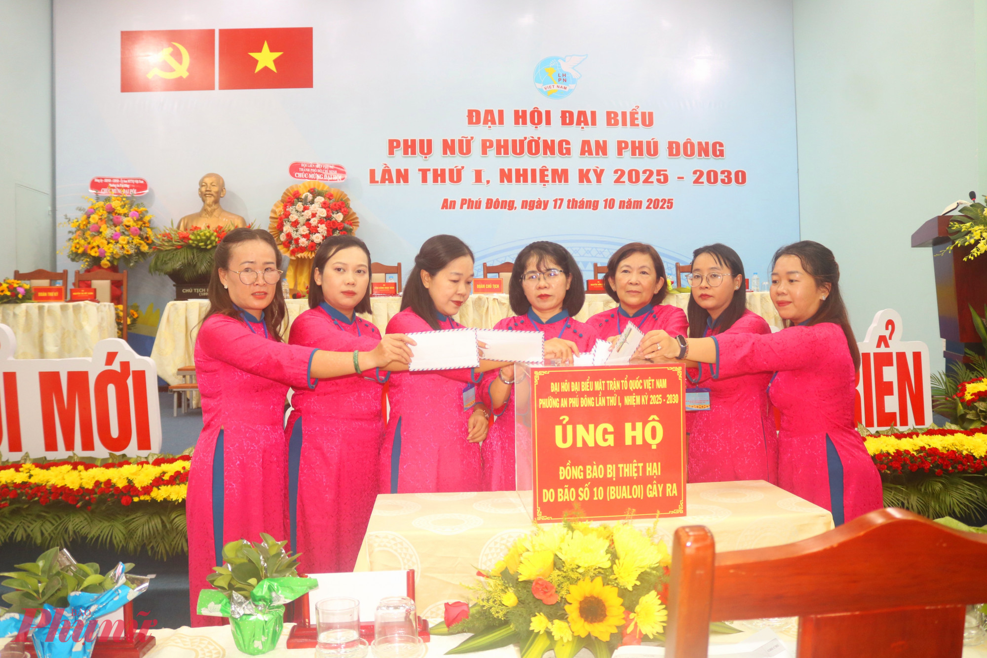 Đại biểu cùng góp quỹ ủng hộ đồng bào bị thiệt hại do bão số 10 gây ra - Ảnh: Thảo Nguyên