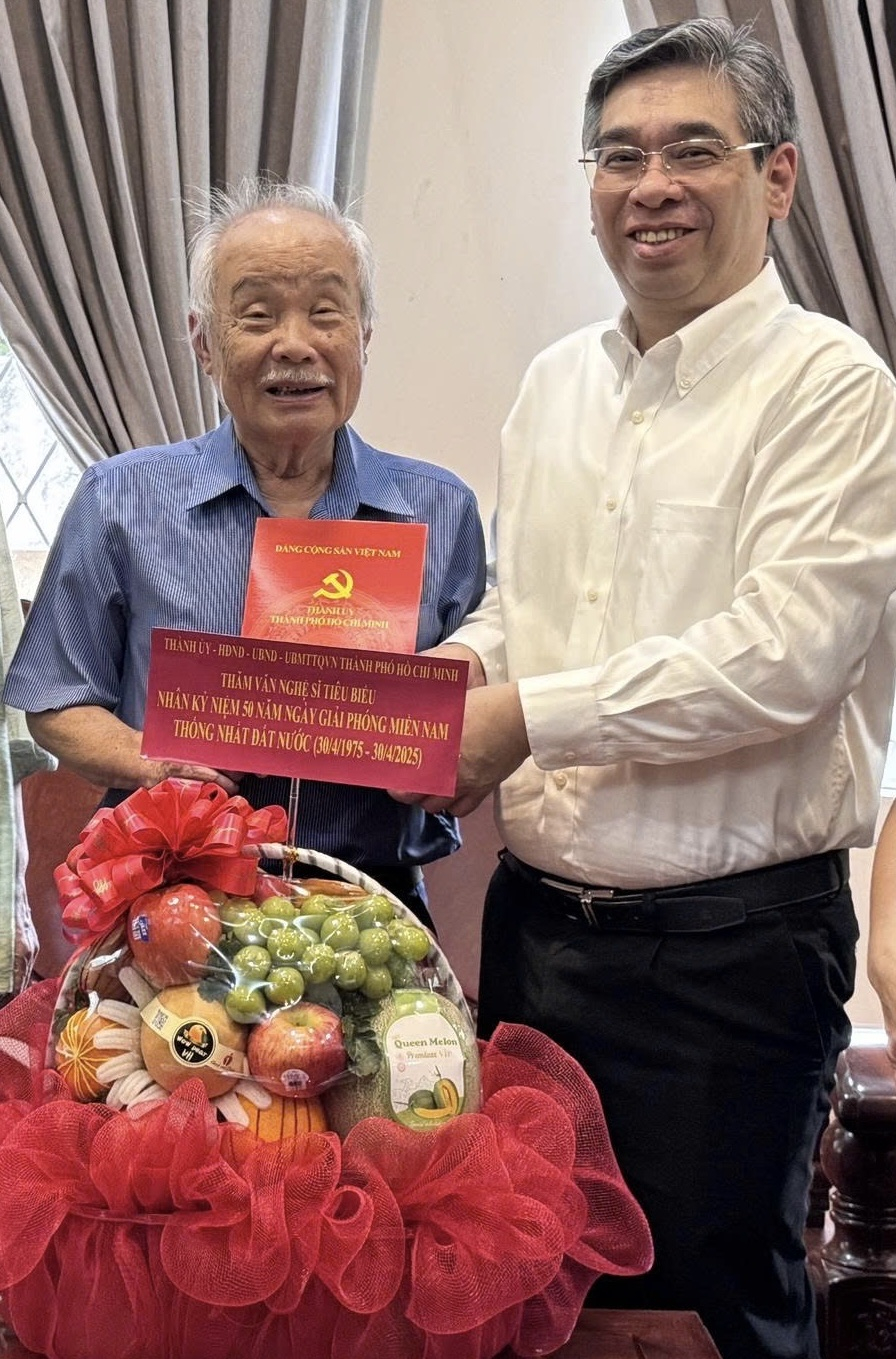 Đồng chí Nguyễn Phước Lộc trao tặng quà và gửi lời tri ân đến Nhạc sĩ Phạm Minh Tuấn. Ảnh: Tiểu Vũ