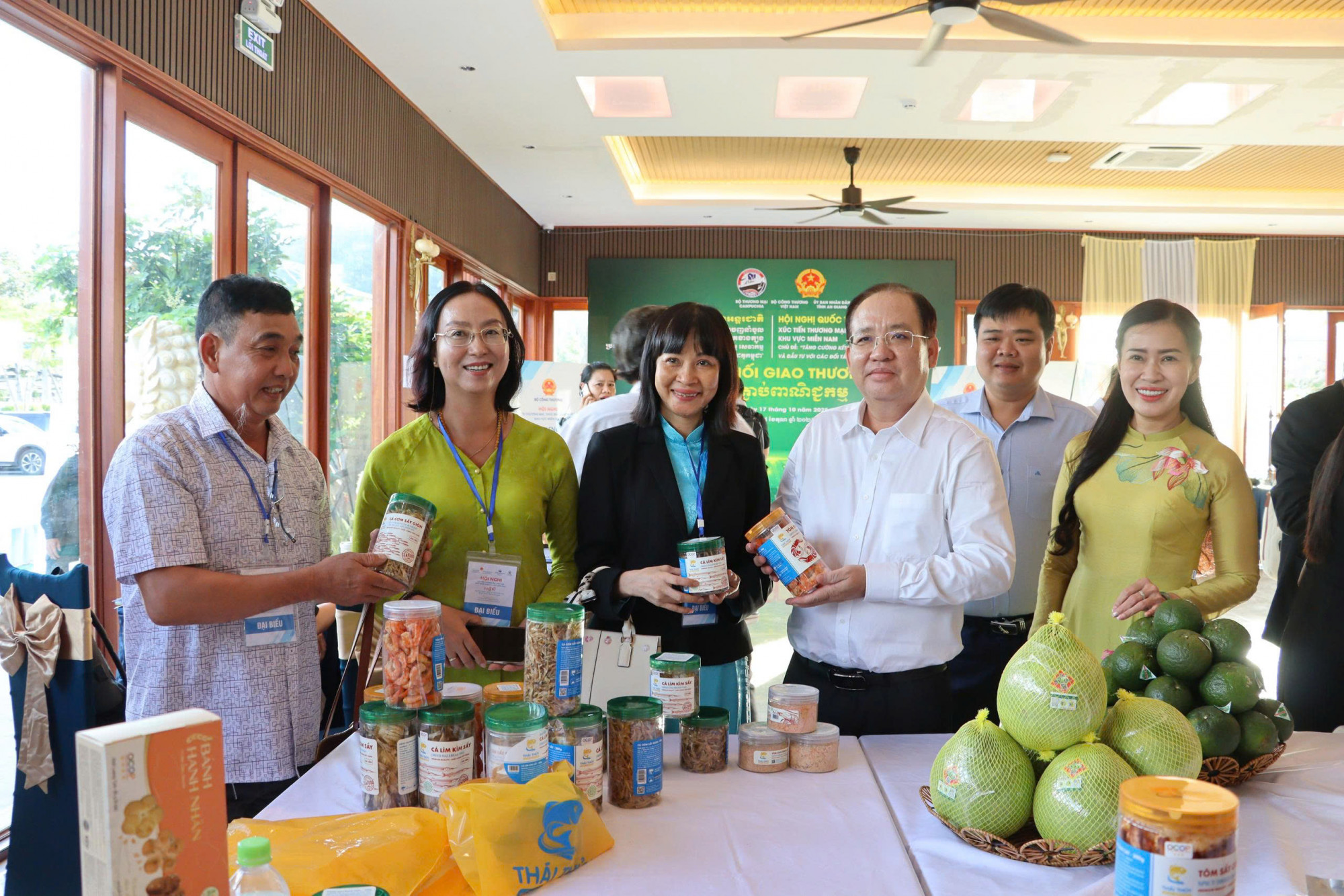 Ông Nguyễn Thanh Phong - Phó Chủ tịch Thường trực UBND tỉnh An Giang tham quan gian hàng trung bày sản phẩm tại hội nghị xúc tiến thương mại - Ảnh Như Ngọc