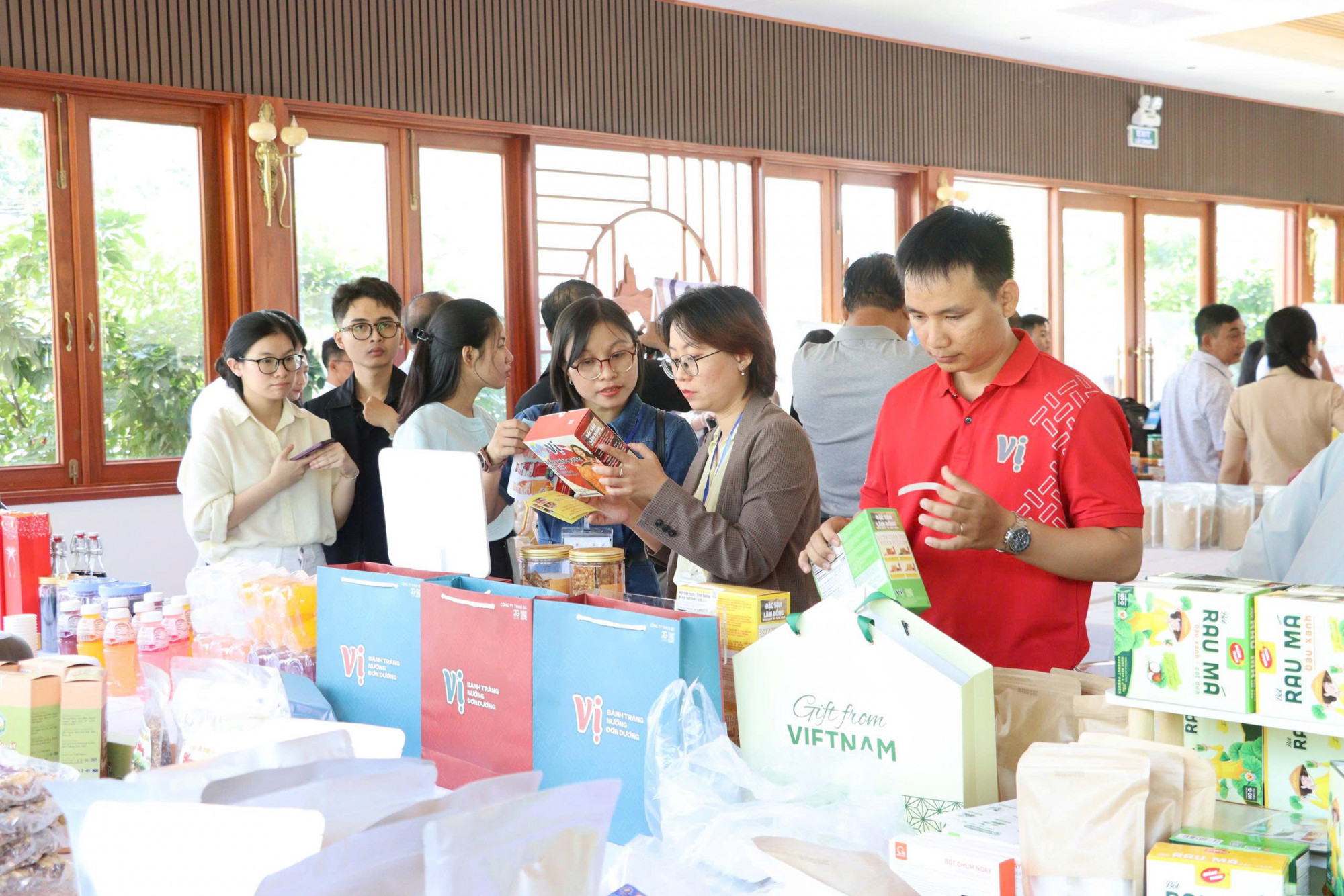 Các doanh nghiệp tìm hiểu cơ hội đầu tư tại gian hàng trưng bày - Ảnh Như Ngọc