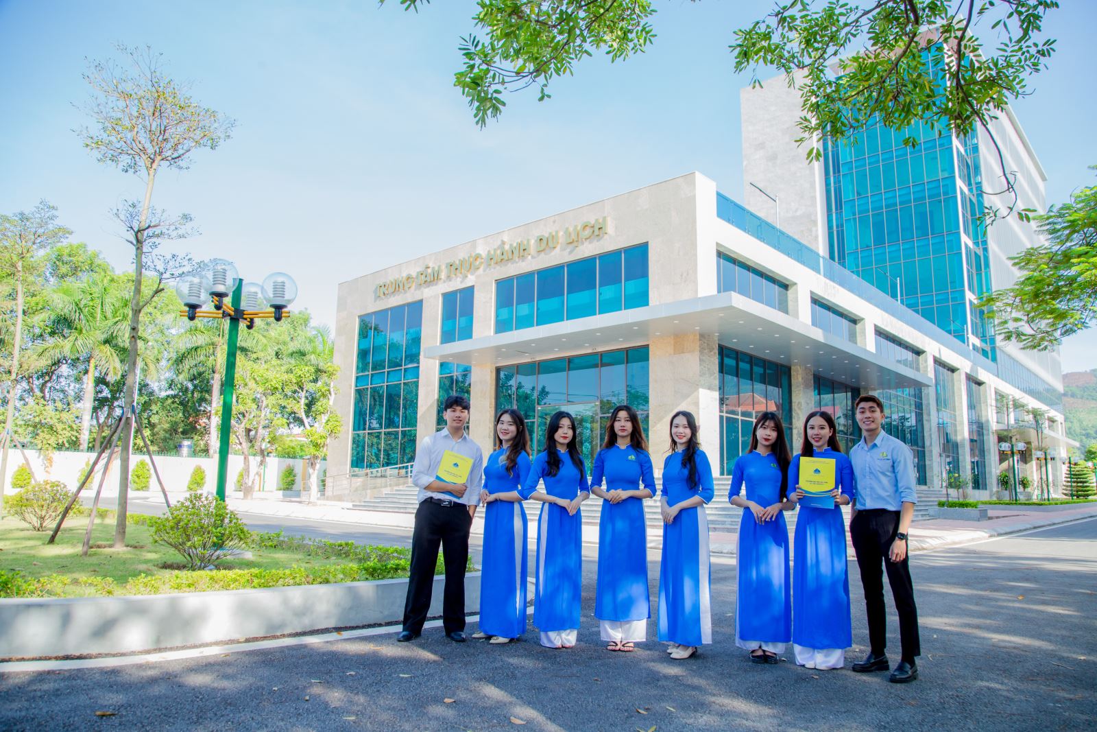 Sinh viên Trường đại học Hạ Long. Ảnh: UHL