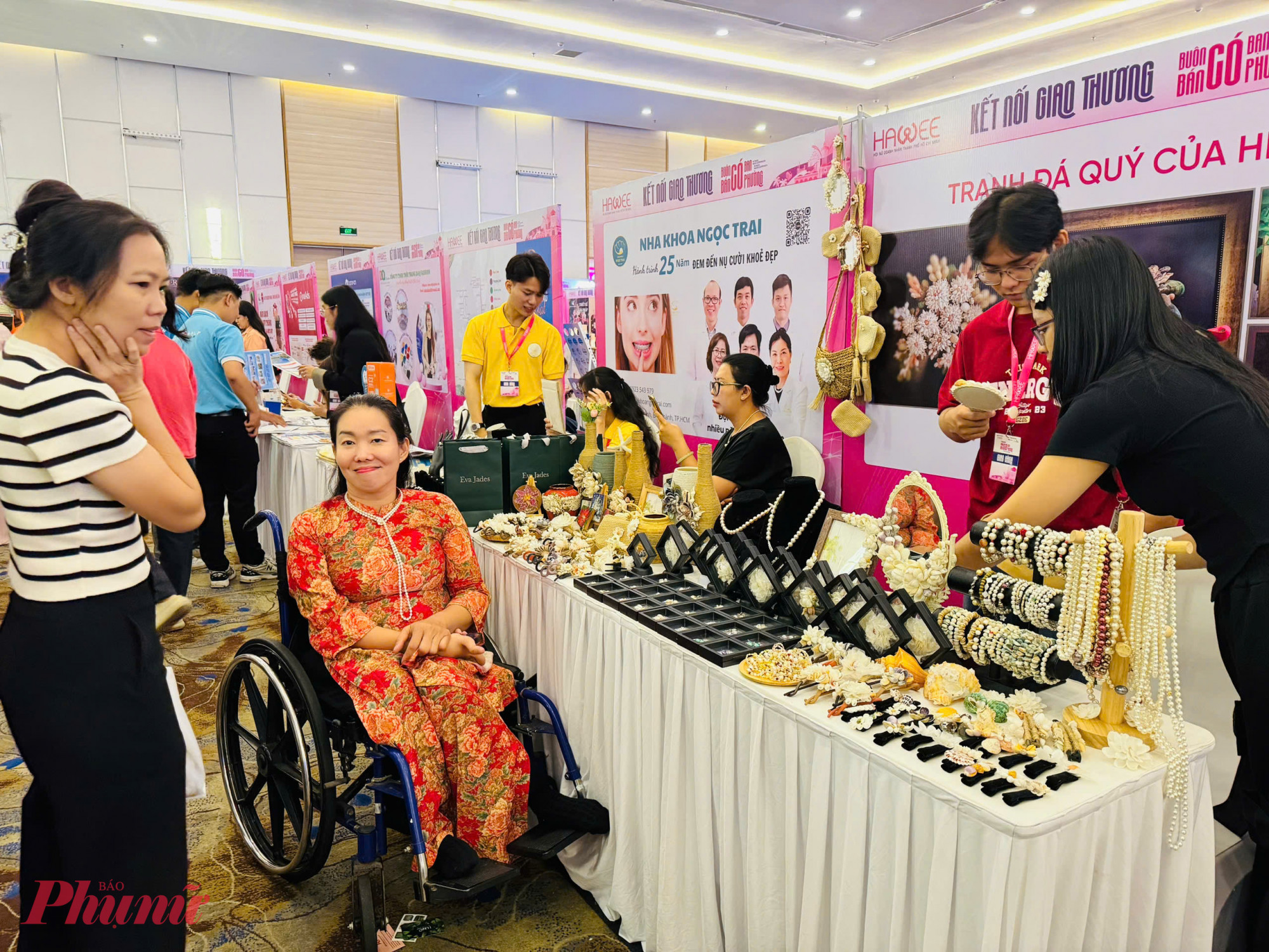 Gian hàng tranh đá quý của Hiếu khá thu hút khách hàng vì mỗi sản phẩm chị Hiếu làm ra đều “độc nhất vô nhị”, không cái nào giống cái nào. Trong ảnh là các sản phẩm bình hoa, hộp đựng bút, hộp nữ trang, hoa cưới, cài tóc, vòng tay, khung ảnh… làm từ vỏ ốc các loại. Chị Hiếu mong muốn khi nhìn vào các tác phẩm này, mọi người sẽ nghĩ đến việc bảo vệ môi trường và trân trọng những thứ do thiên nhiên ban tặng.