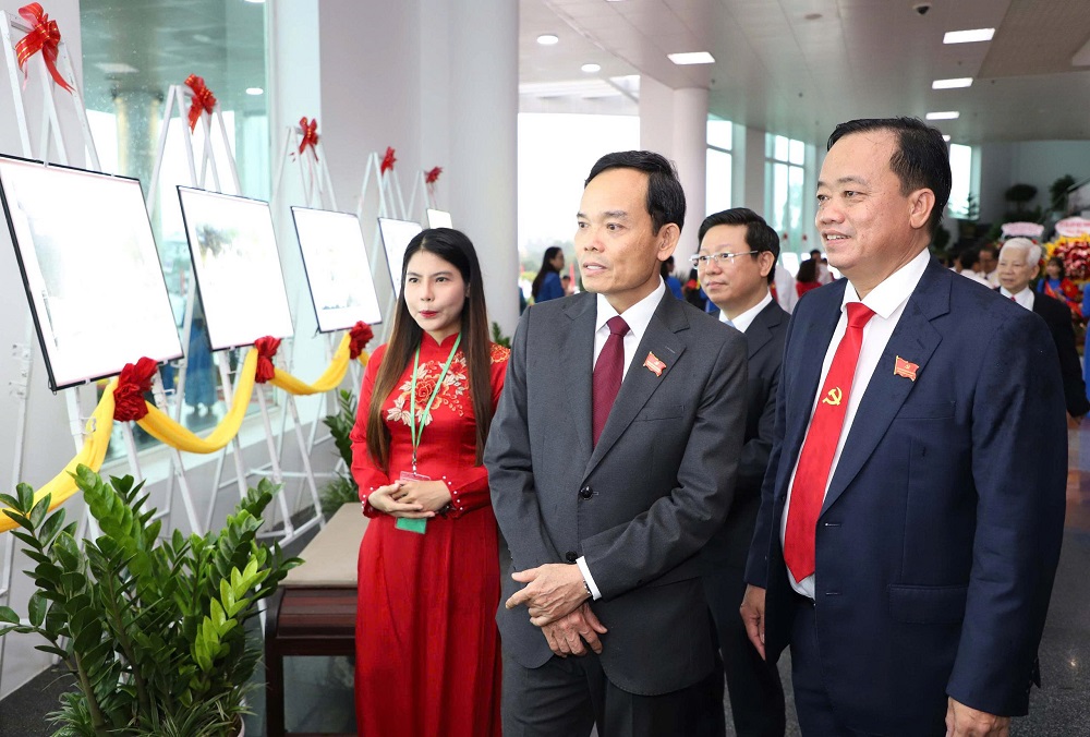 Ông Trần Lưu Quang - Bí thư Trung ương Đảng, Bí thư Thành ủy TPHCM (đứng giữa) thăm khu triển lãm thành tựu kinh tế - xã hội của tỉnh Cà Mau. Ảnh: Ban tổ chức đại hội cung cấp