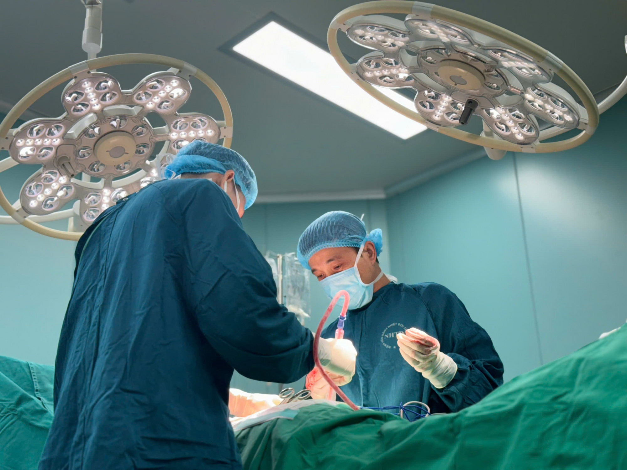 Các bác sĩ phẫu thuật kết hợp sử dụng kháng sinh đồ hợp lý trước tình trạng bệnh nhân nhiễm vi khuẩn đa kháng - ảnh: T.S.