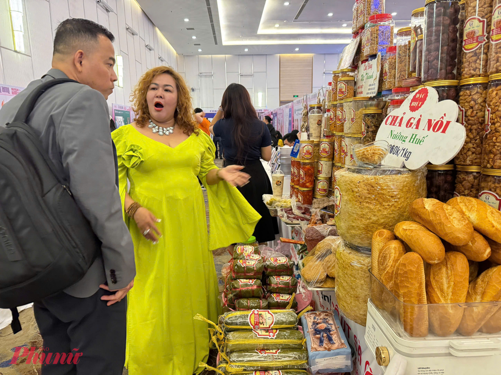 Rất nhiều gian hàng đặc sản vùng miền, thực phẩm sạch cũng quy tụ về đây. Trong ảnh là gian hàng chả được làm từ thịt heo sạch, thịt bò sạch. Tại đây, các sản phẩm đều được giảm giá 10% để khách trải nghiệm