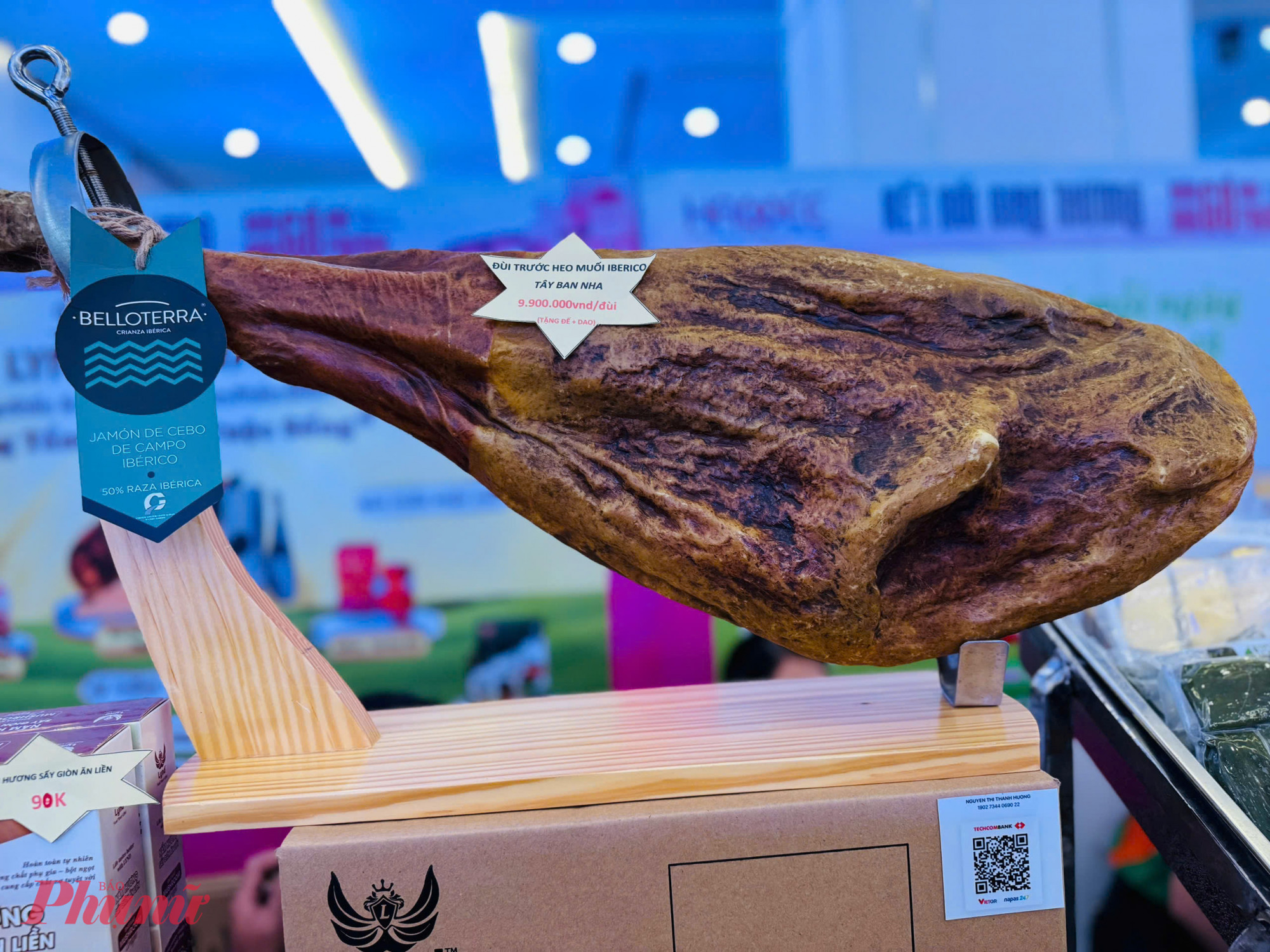 Đùi heo muối là món ăn truyền thống nổi tiếng của Tây Ban Nha làm từ heo đen Iberico thuần chủng với giá đắt đỏ cũng được trưng bày.