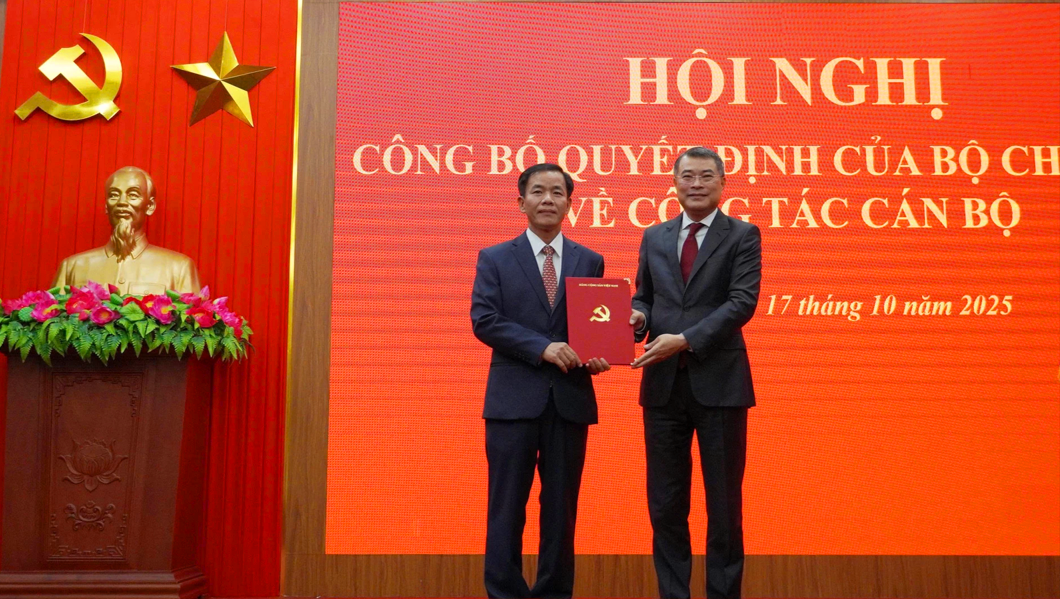 Trưởng ban Tổ chức Trung ương Lê Minh Hưng chúc mừng ông Nguyễn Văn Phương được Bộ Chính trị tín nhiệm, điều động, chỉ định giữ chức Bí thư Tỉnh ủy Quảng Trị, nhiệm kỳ 2025-2030
