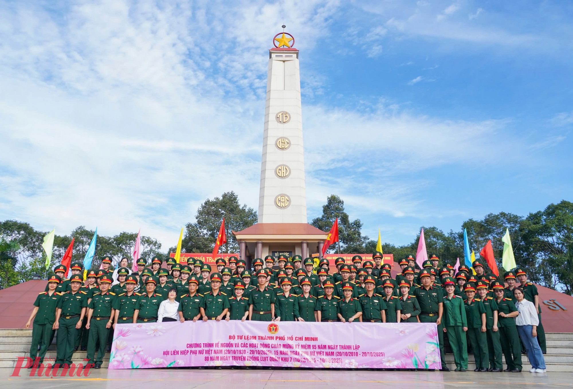 Thiếu tướng Phạm Như Quân – Phó Chính ủy Bộ Tư lệnh TP.HCM cùng đoàn công tác thành kính dâng hoa tại Nhà tưởng niệm Anh hùng LLVT nhân dân Võ Thị Sáu