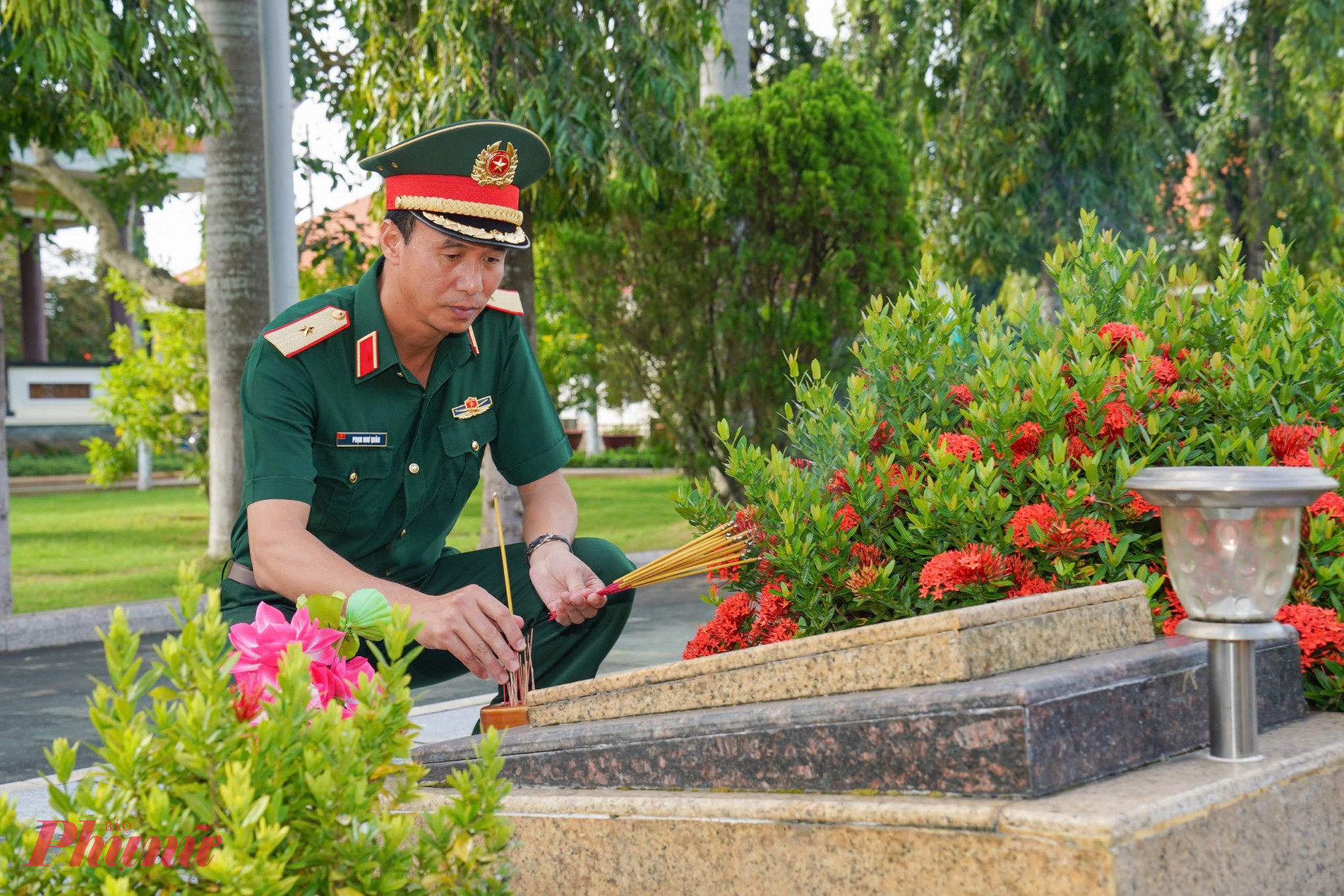 Thiếu tướng Phạm Như Quân, Phó Chính ủy Bộ Tư lệnh TPHCM thắp nhang, tưởng nhớ các anh hùng liệt sĩ