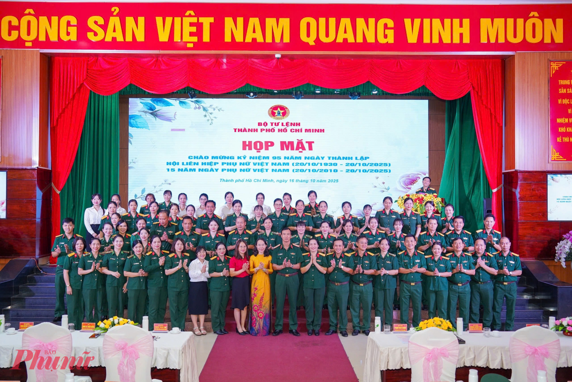 Thiếu tướng Phạm Như Quân, Phó Chính ủy Bộ Tư lệnh TPHCM tặng quà cho hội viên Hội Phụ nữ Bộ Tư lệnh TPHCM
