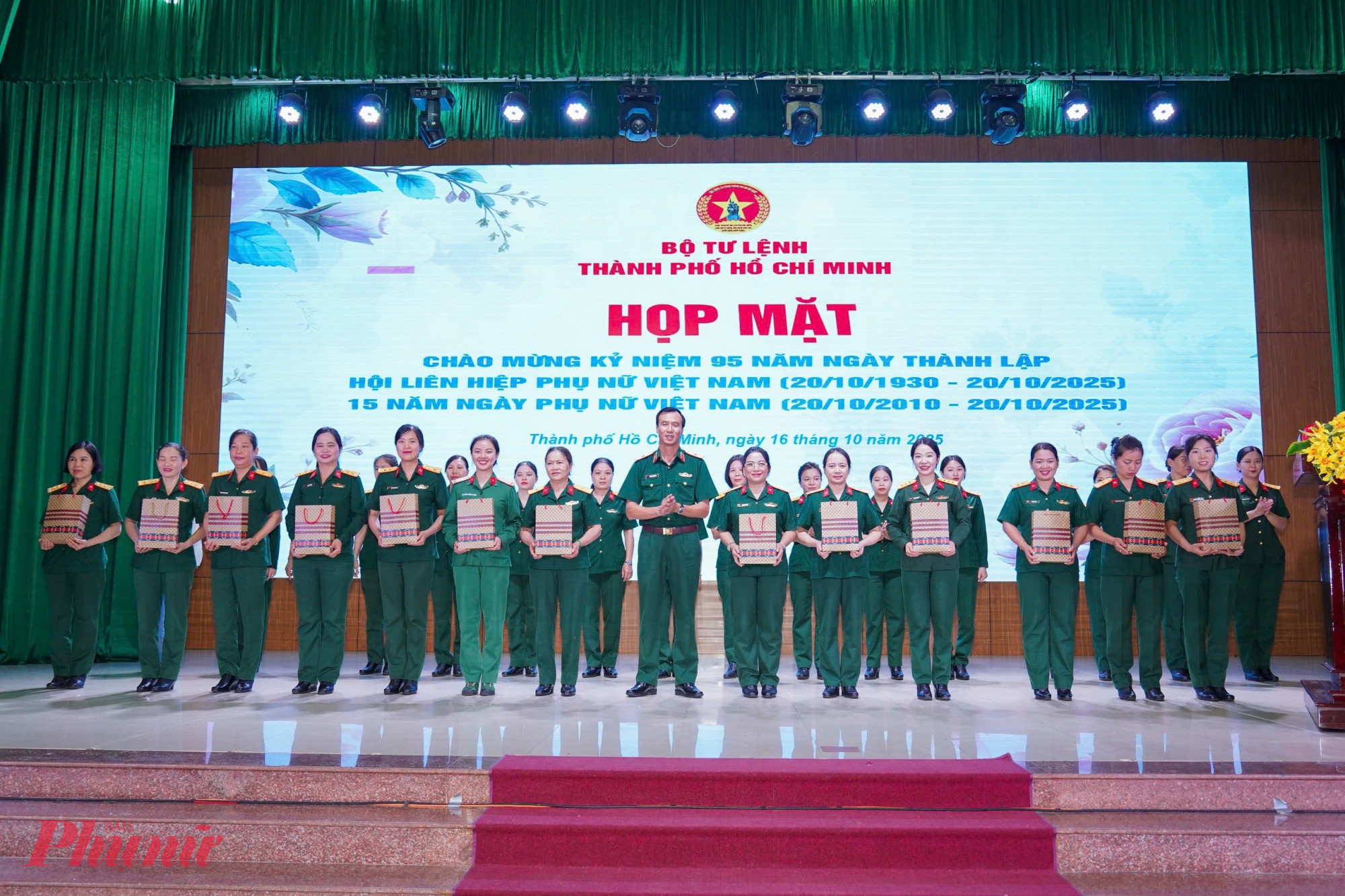 Thiếu tướng Phạm Như Quân, Phó Chính ủy Bộ Tư lệnh TPHCM tặng quà cho hội viên Hội Phụ nữ Bộ Tư lệnh TPHCM