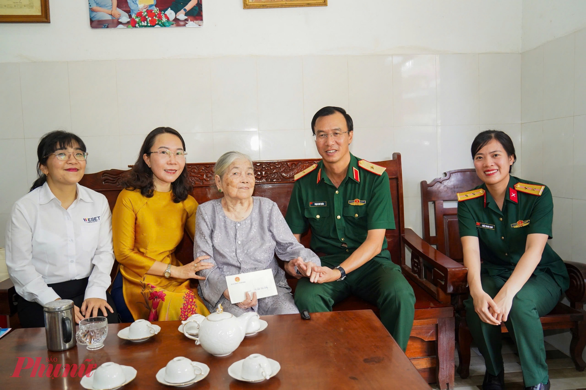 Thiếu tướng Phạm Như Quân - Phó Chính ủy Bộ Tư lệnh TPHCM cùng đoàn đến thăm và tặng quà các Mẹ Việt Nam anh hùng trên địa bàn