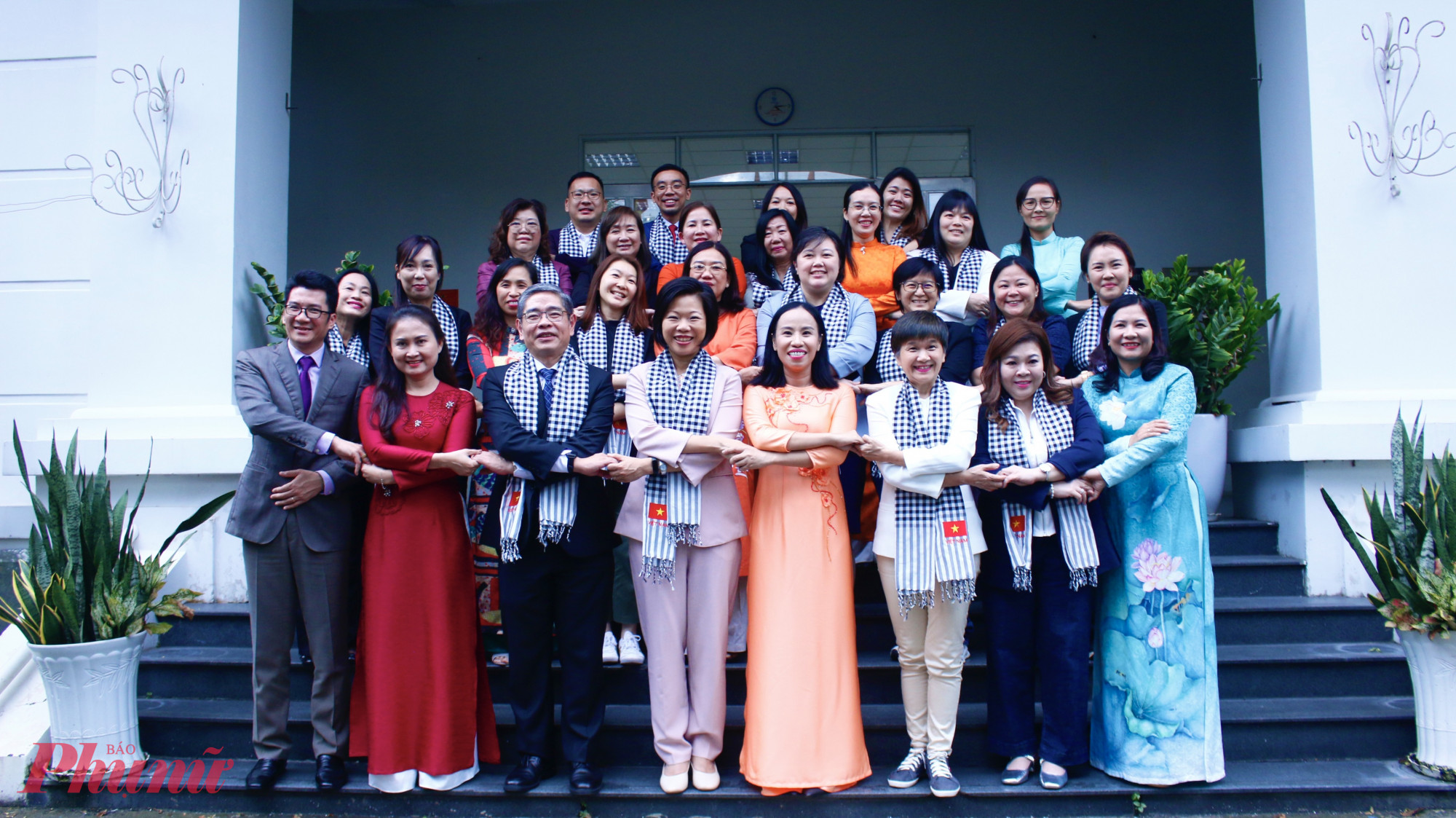 Hội LHPN TPHCM và đoàn đại biểu Hội Mạng lưới Phụ nữ hội nhập (WIN) nước Cộng hòa Singapore  cùng chụp ảnh lưu niệm