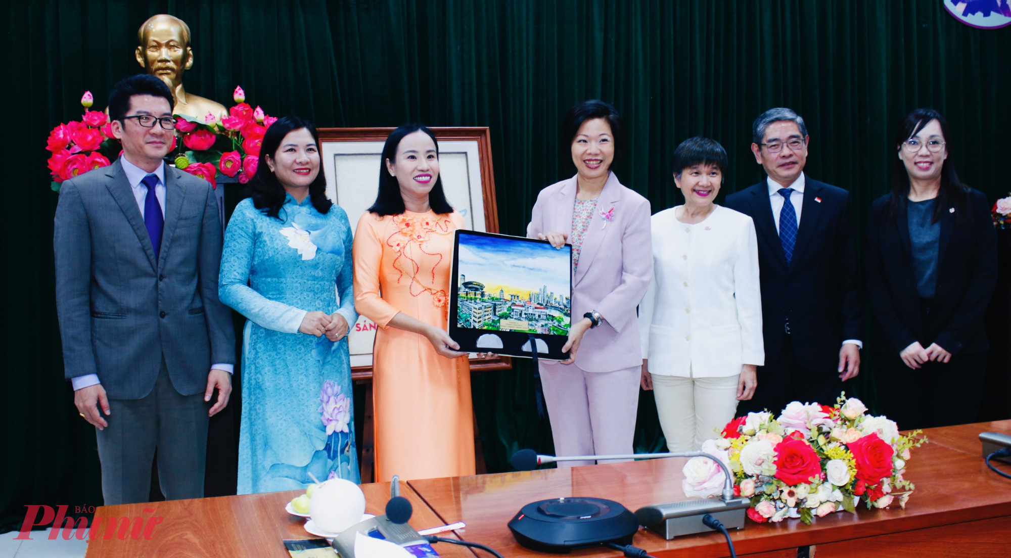 Dịp này, Hội LHPN TPHCM và Hội Mạng lưới Phụ nữ hội nhập (WIN) Singapore trao tặng nhau những món quà tươi thắm, thể hiện tình hữu nghị và gắn kết giữa hai đơn vị
