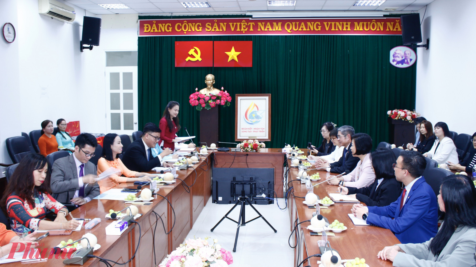 Quang cảnh Hội LHPN TPHCM tiếp đón đoàn đại biểu Hội Mạng lưới Phụ nữ hội nhập (WIN) nước Cộng hòa Singapore.