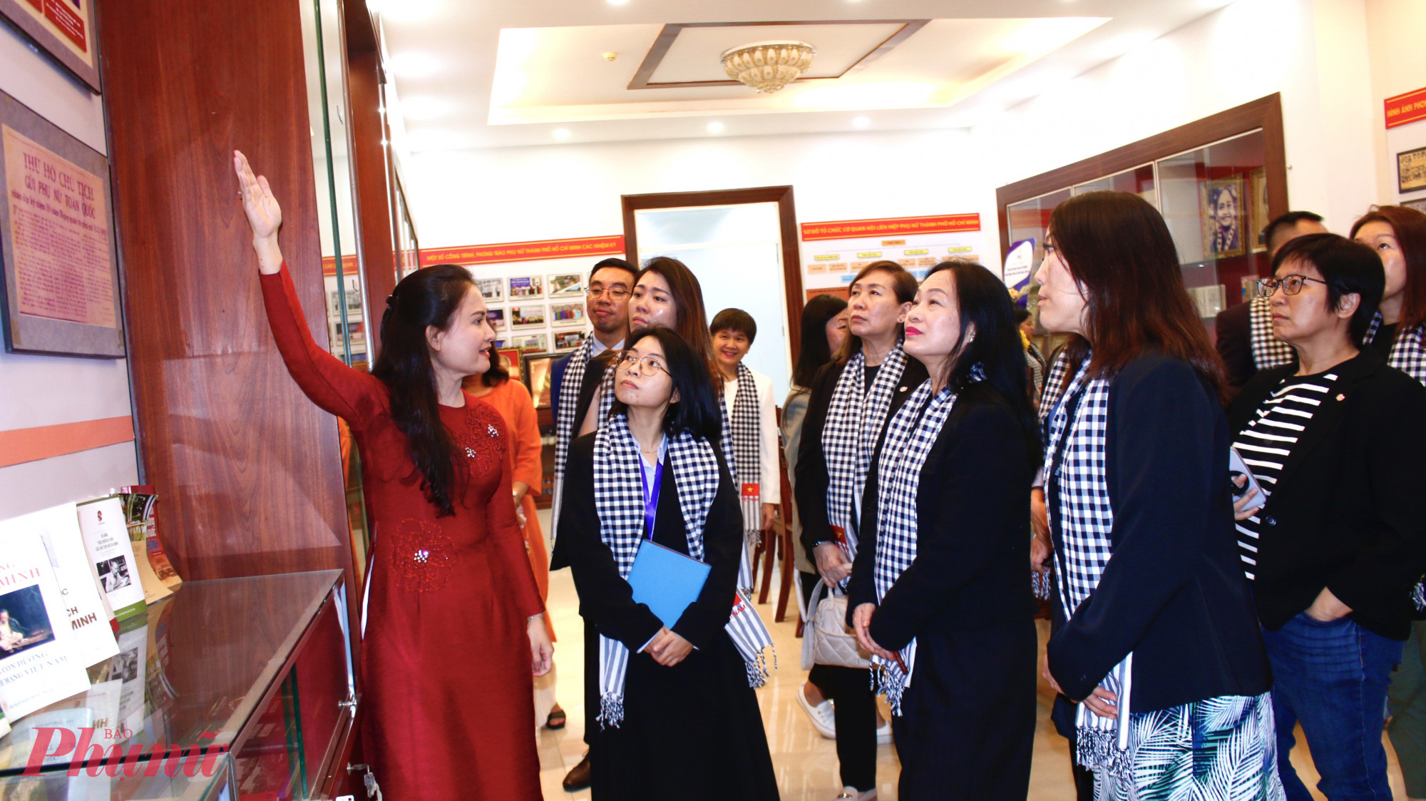 Đại diện Hội LHPN TPHCM giới thiệu các phong trào, hoạt động của Hội LHPN TPHCM thông qua hình ảnh trưng bày tại Phòng truyền thống Hội LHPN TPHCM