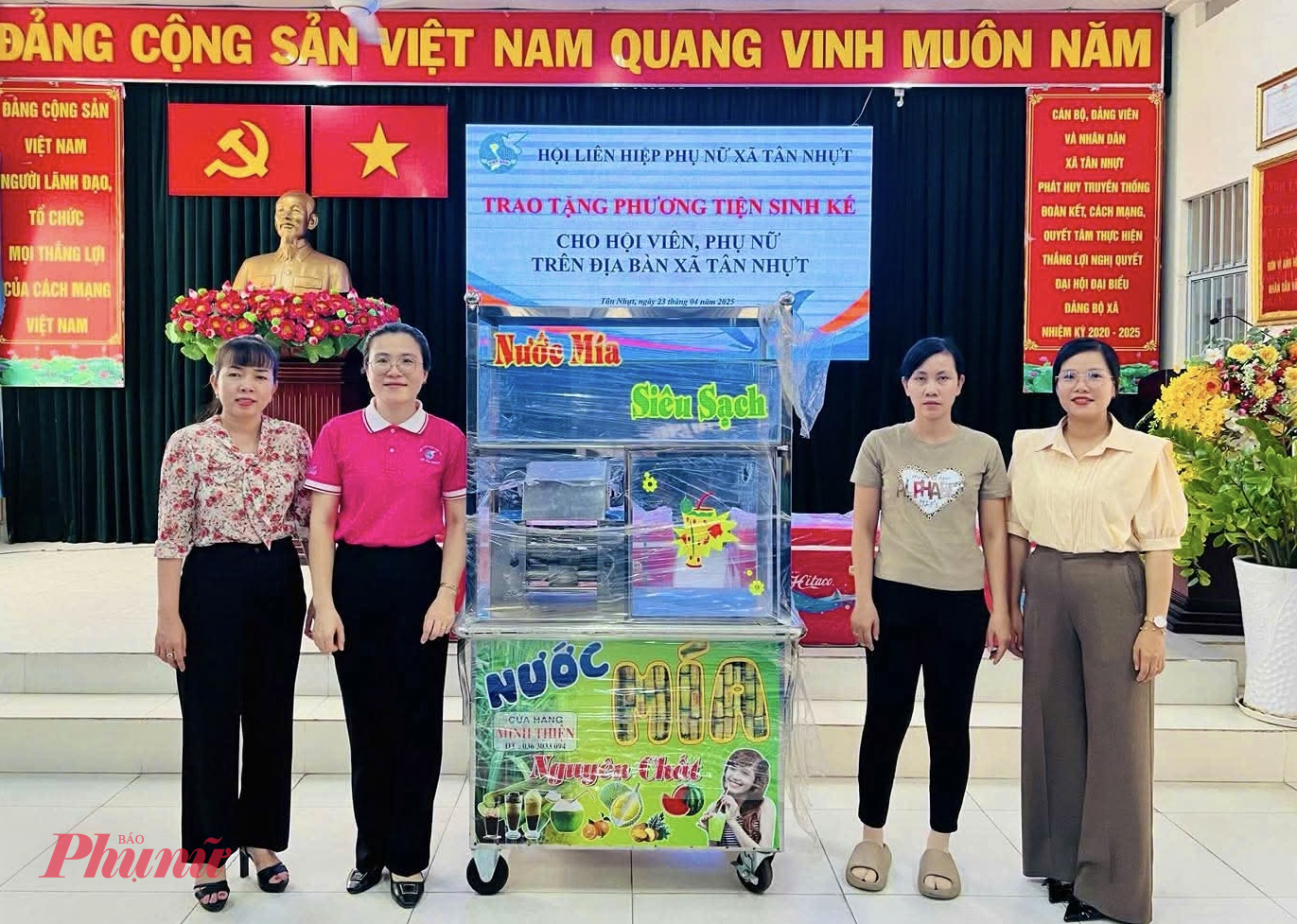 Hội LHPN xã Tân Nhựt trao phương tiện sinh kế cho phụ nữ khó khăn
