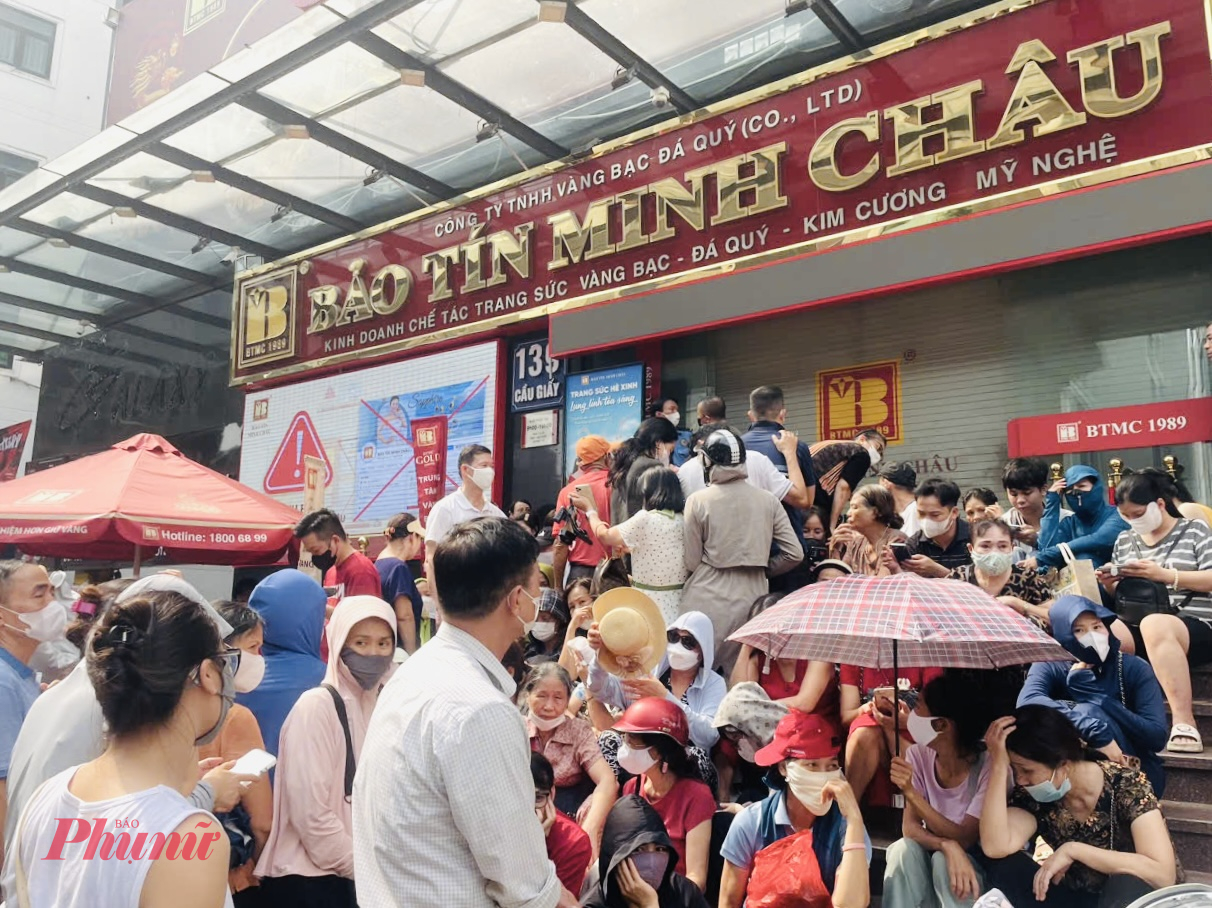 Nhiều số người dân cho biết, họ đã đến từ sáng nhưng sớm để chờ, nhưng do quá đông nên vẫn không mua được vàng. 
