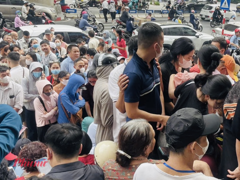 Anh Trần Hà (28 tuổi, trú tại đường Nguyễn Ngọc Vũ) chia sẻ: Do sắp lấy vợ nên anh muốn mua 5 chỉ vàng để dành, thế nhưng 2 ngày cùng vợ ra xếp hàng vẫn không tới lượt mua.