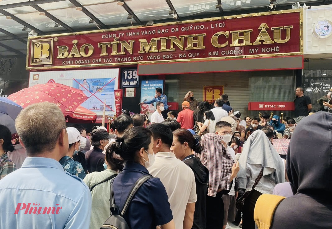Giữa lúc giá vàng tăng cao, người dân Hà Nội vẫn rồng rắn xếp hàng chờ mua vàng, với kỳ vọng khi mua được vàng sẽ tiếp tục tăng.