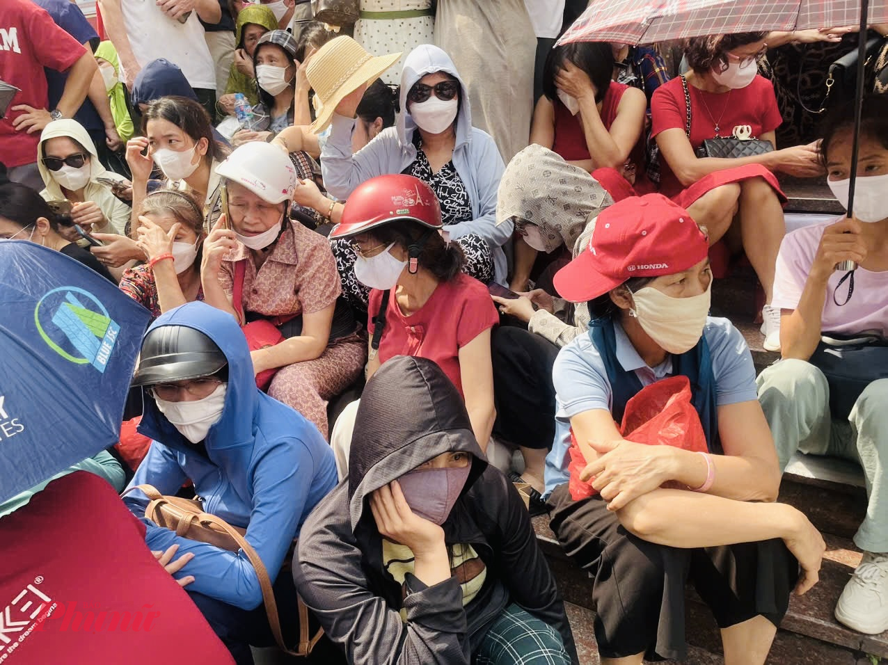 Còn chị Ngọc Hà (phường Đông Ngạc, Hà Nội) cho biết, thấy giá vàng đang tăng cao, chị lo sợ giá vàng thời gian tới sẽ tiếp tục tăng nên tranh thủ giờ nghỉ trưa để đến mua. Tôi đến lúc 11g30, thế nhưng khi hỏi ai cũng nói đã xếp hàng từ 5g sáng nên tôi đành quay về, tình trang người đông kín như thế này rất khó có thể mua được. Chị Hà nói.