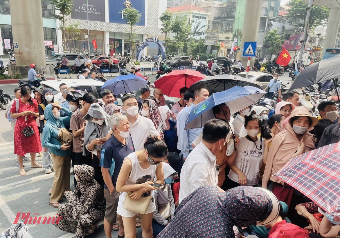 Tại cửa hàng Vàng bạc đá quý Bảo Tín Minh Châu ở phường Cầu Giấy (Hà Nội), hàng trăm người xếp hàng từ sớm để mua vàng.