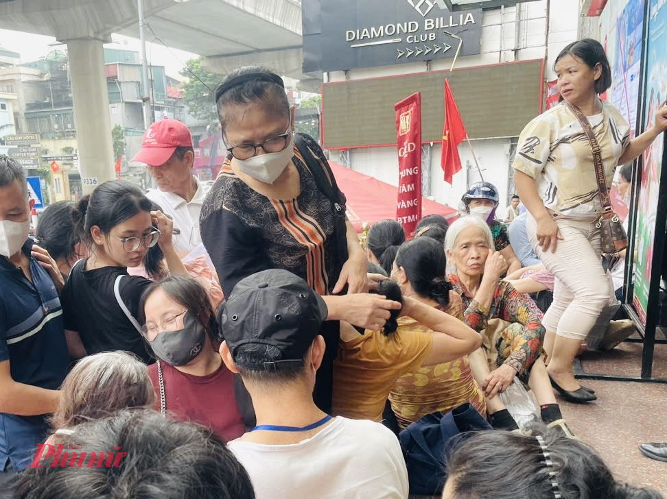 Người dân chờ đợi ở đây đều cho biết, dù thanh toán tiền mặt hay chuyển khoản, họ đều đã chuẩn bị sẵn sàng.