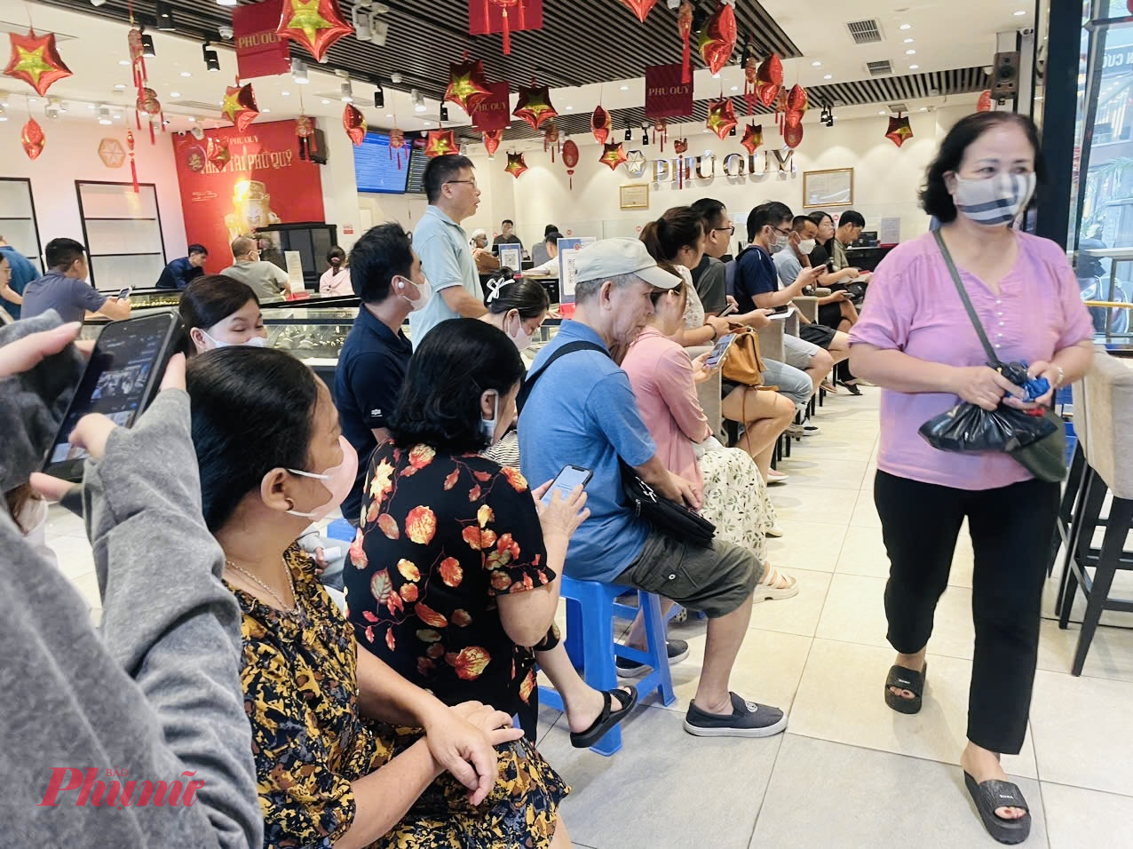 Tuy nhiên, theo người dân đến giao dịch cho biết, cửa hàng tạm thời không tiếp nhận giao dịch mua mới, hoặc chỉ bán nhỏ giọt, đồng thời tăng thu mua vàng từ người dân bán ra và trả vàng cho những khách hàng đã đặt trước có giấy hẹn.