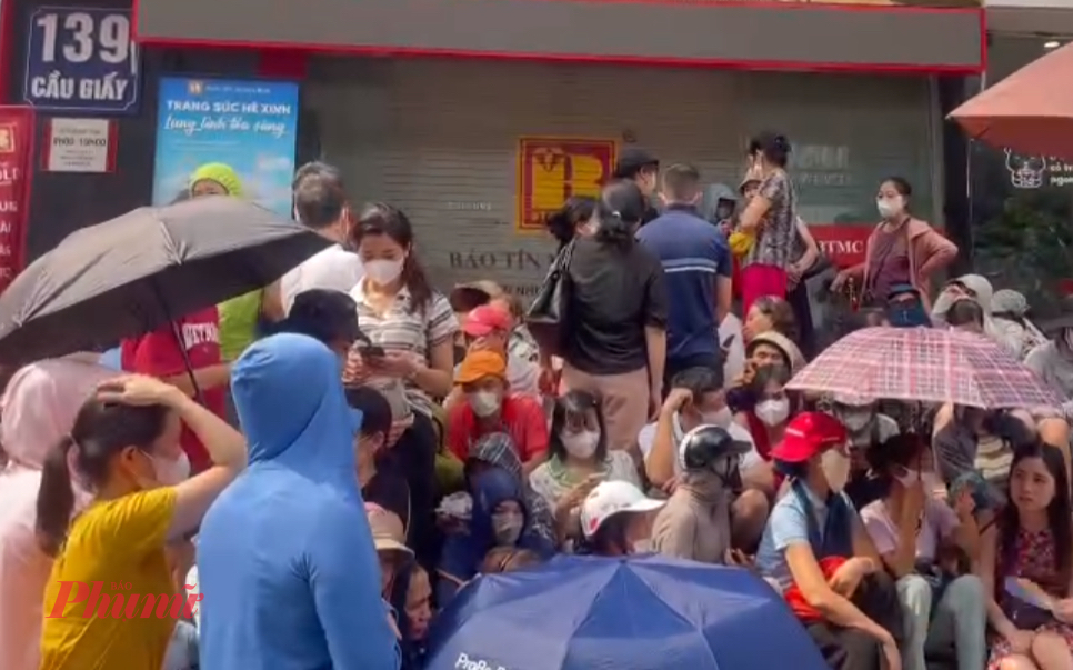 Trước đó, dù giá vàng có giảm và Nghị định 232 chính thức có hiệu lực, quy định bắt buộc thanh toán qua chuyển khoản ngân hàng đối với giao dịch vàng từ 20 triệu đồng/người/ngày, thì lượng người mua vàng tại Hà Nội vẫn rất lớn.