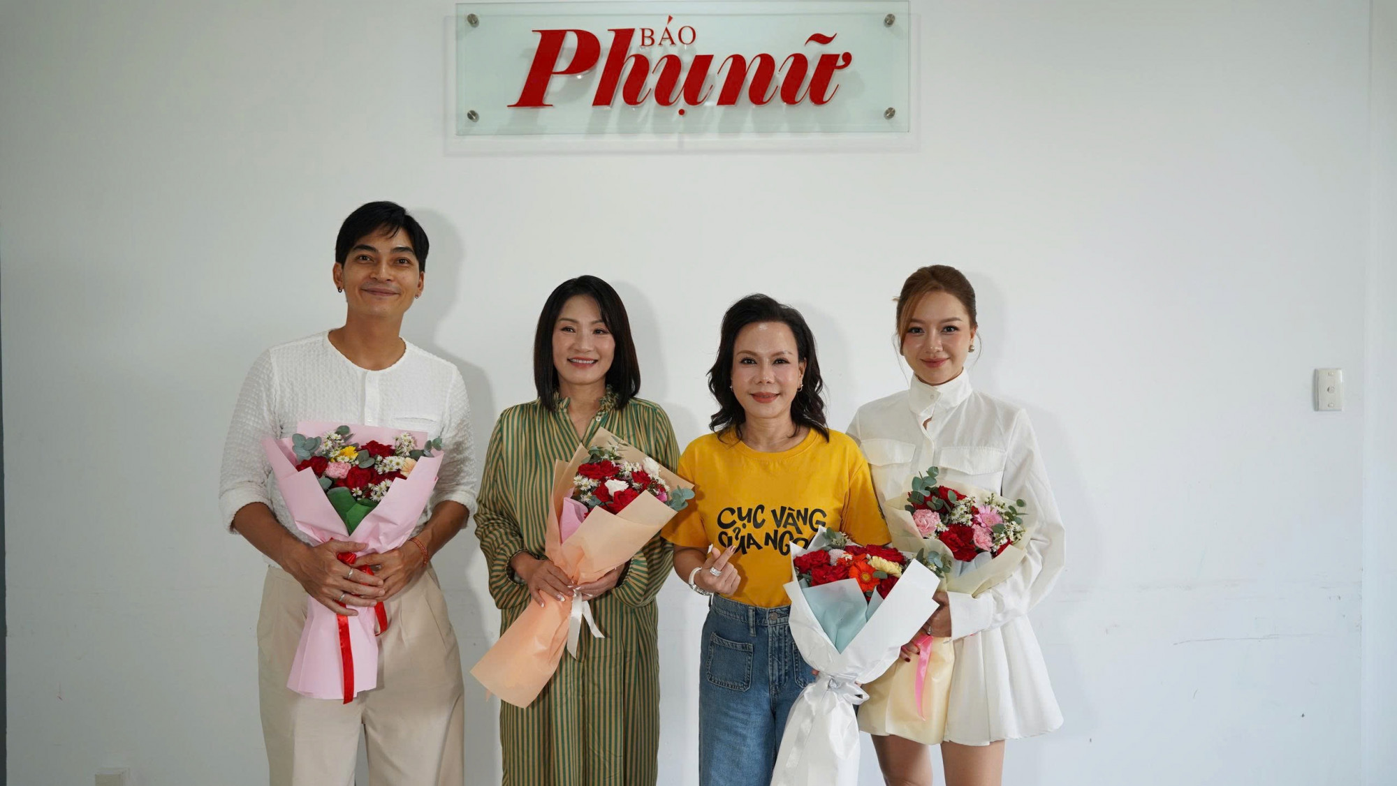 Đoàn làm phim Cục vàng của ngoại lưu niệm tại cơ quan Báo Phụ Nữ TPHCM 