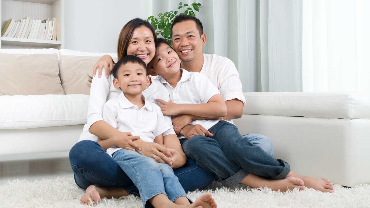 Thương con thì ba mẹ hãy cho con quyền được sống, được vui với đúng lứa tuổi thay vì kéo con vào tấn bi kịch của đời mình - Ảnh: Canva Pro