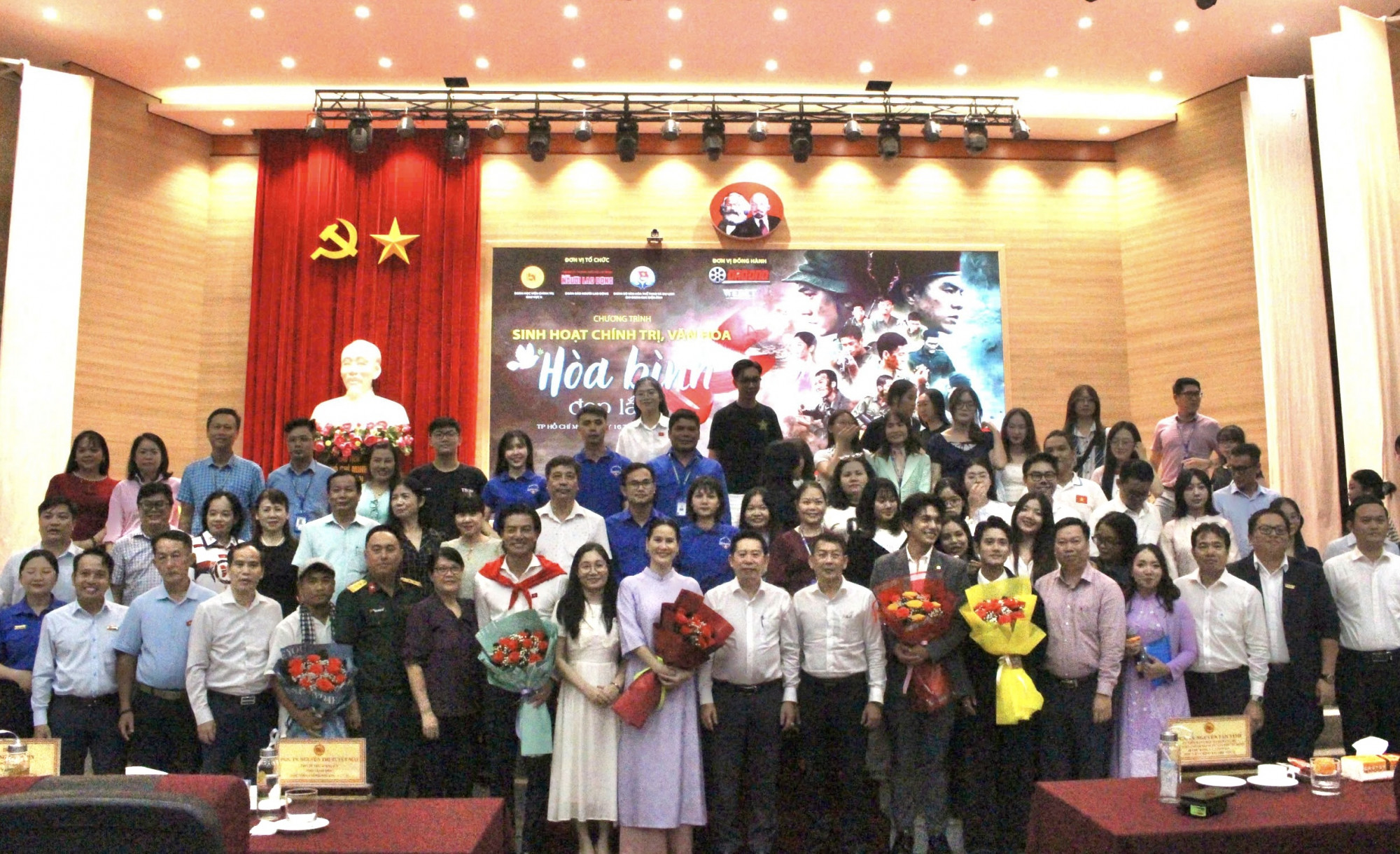 Đoàn phim “Mưa đỏ” chụp hình cùng các học viên Học viện Chính trị Khu vực II