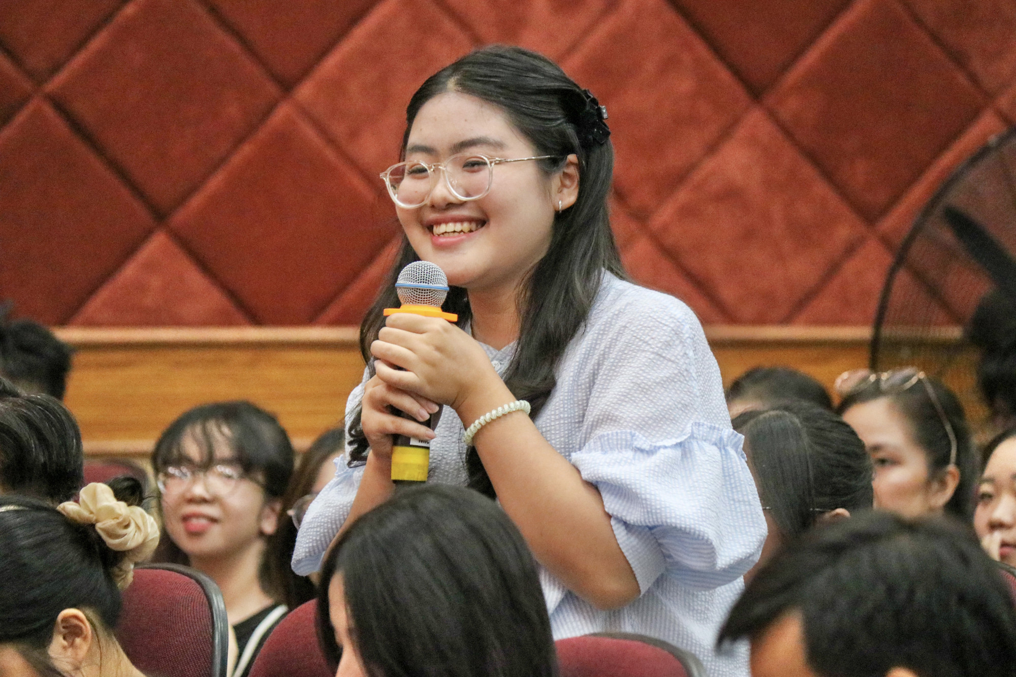 Các bạn trẻ giao lưu với đoàn làm phim “Mưa đỏ”, xúc động trước những thước phim về Thành cổ Quảng Trị anh hùng
